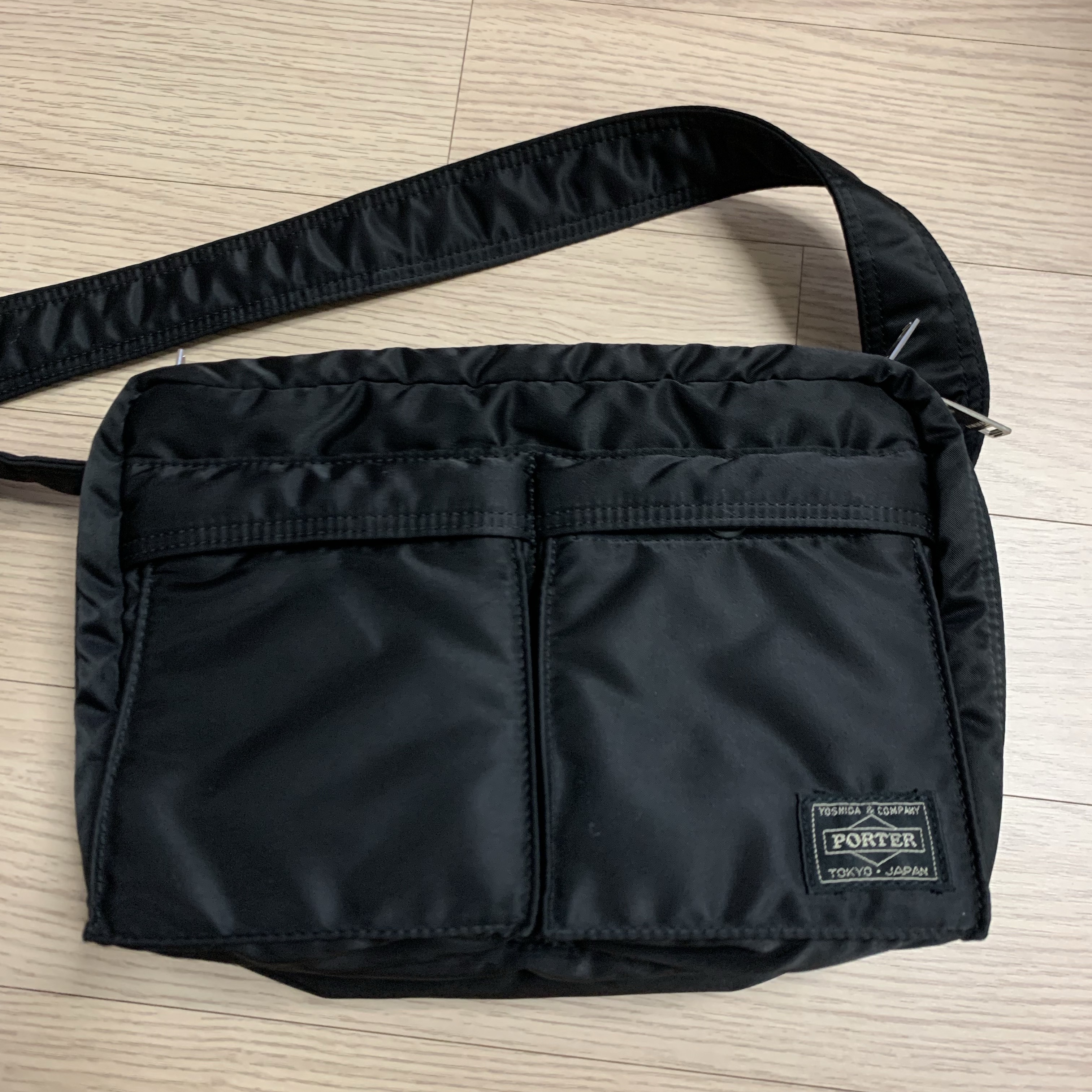 Porter Tanker Shoulder Bag S Black 착용 스타일