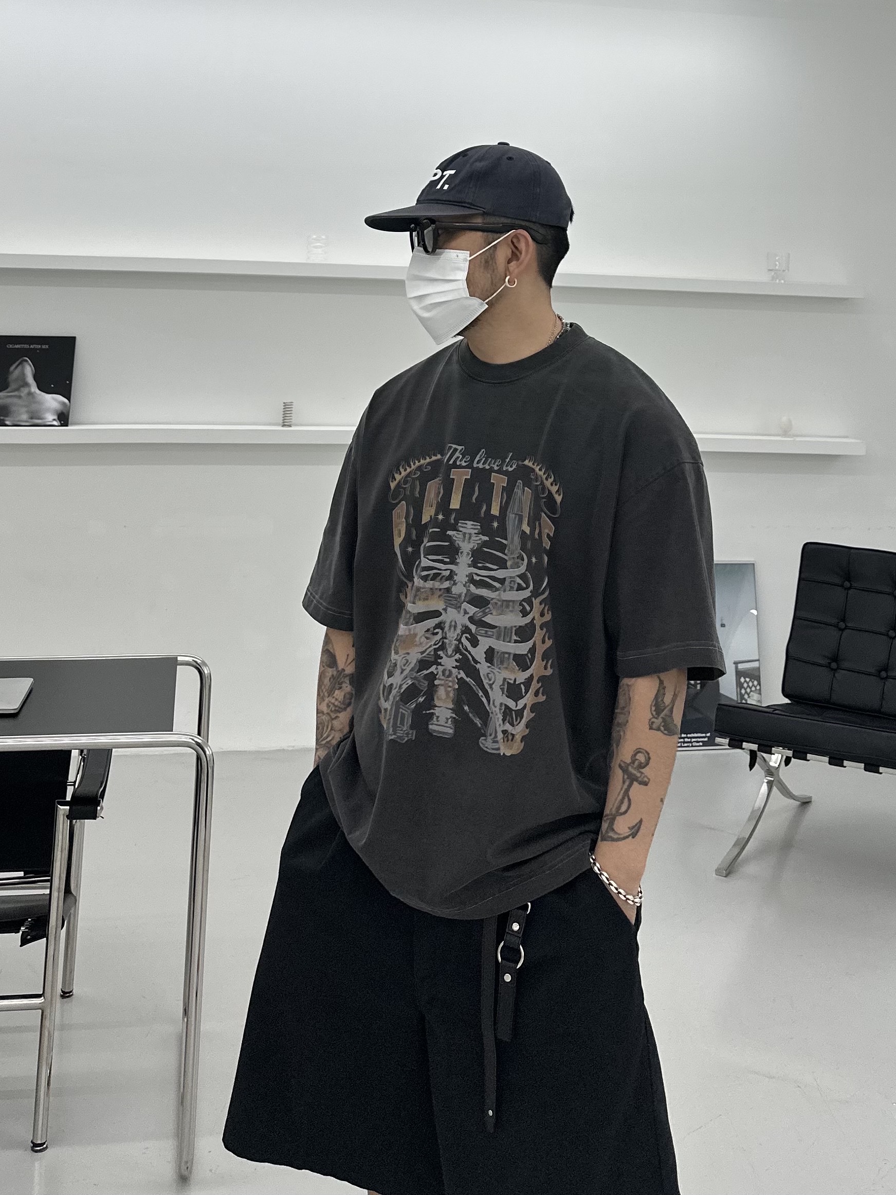 메종 미하라 야스히로 블레이키 OG 솔 캔버스 로우탑 스니커즈 오렌지, 디키즈 루즈핏 13인치 플랫 프런트 워크 쇼츠 블랙 착용 스타일 - 4