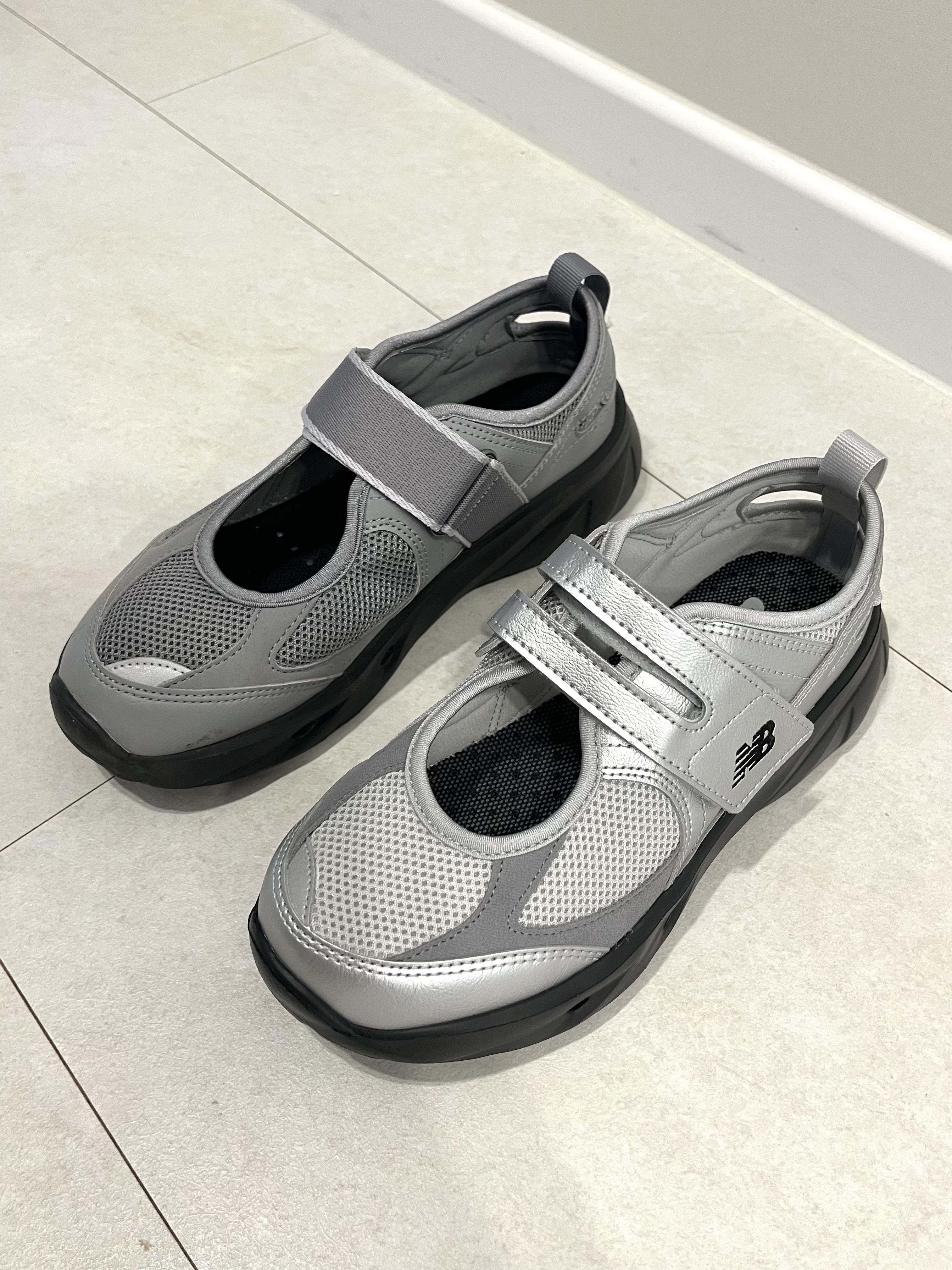 (W) New Balance Breeze SD2202 Metalic Silver, (W) New Balance Breeze SD2202 Gray 착용 스타일 - 1