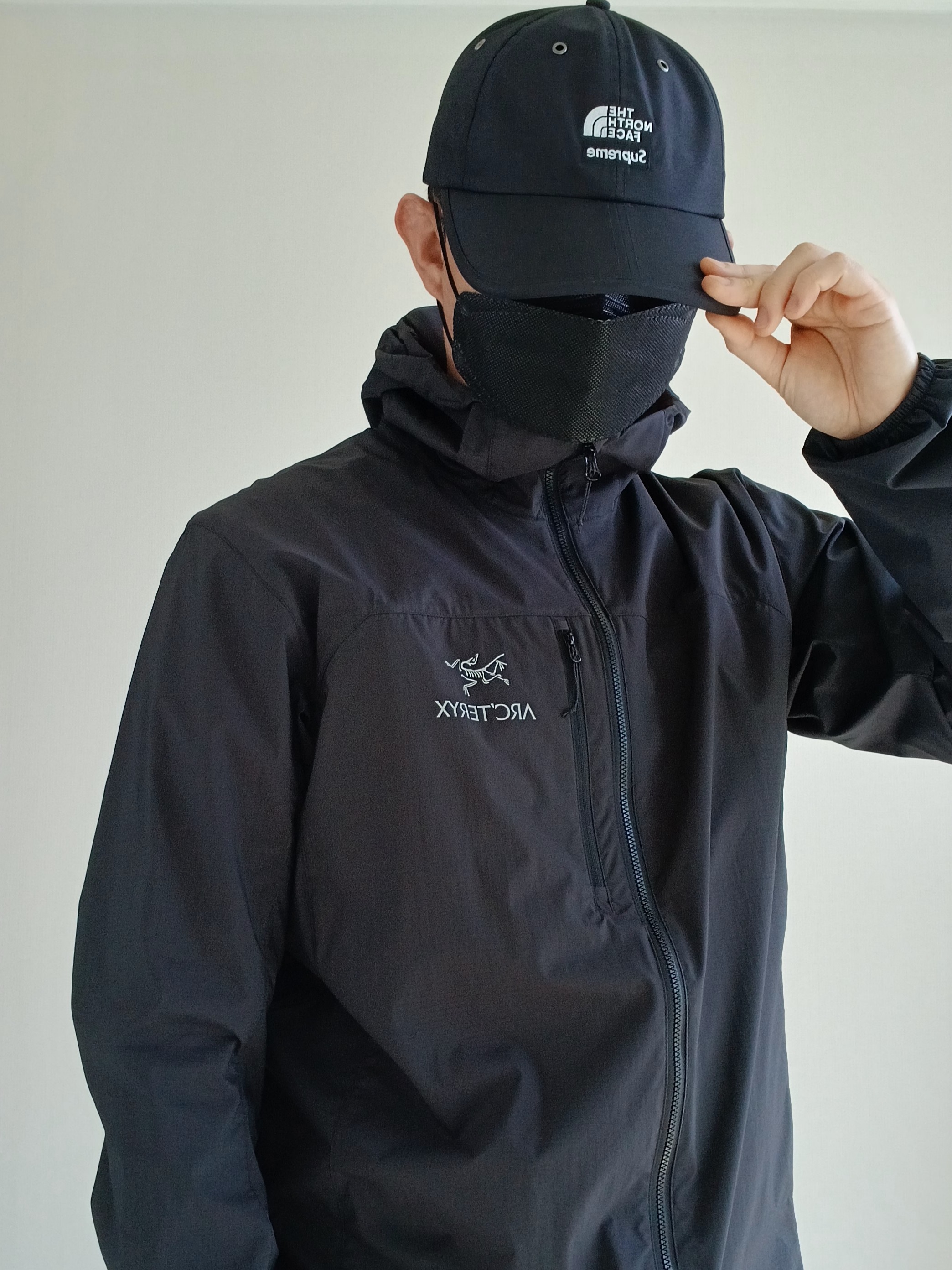 Supreme x The North Face Split 6-Panel Black - 24SS, Arc'teryx Squamish Hoody Black 착용 스타일 - 1