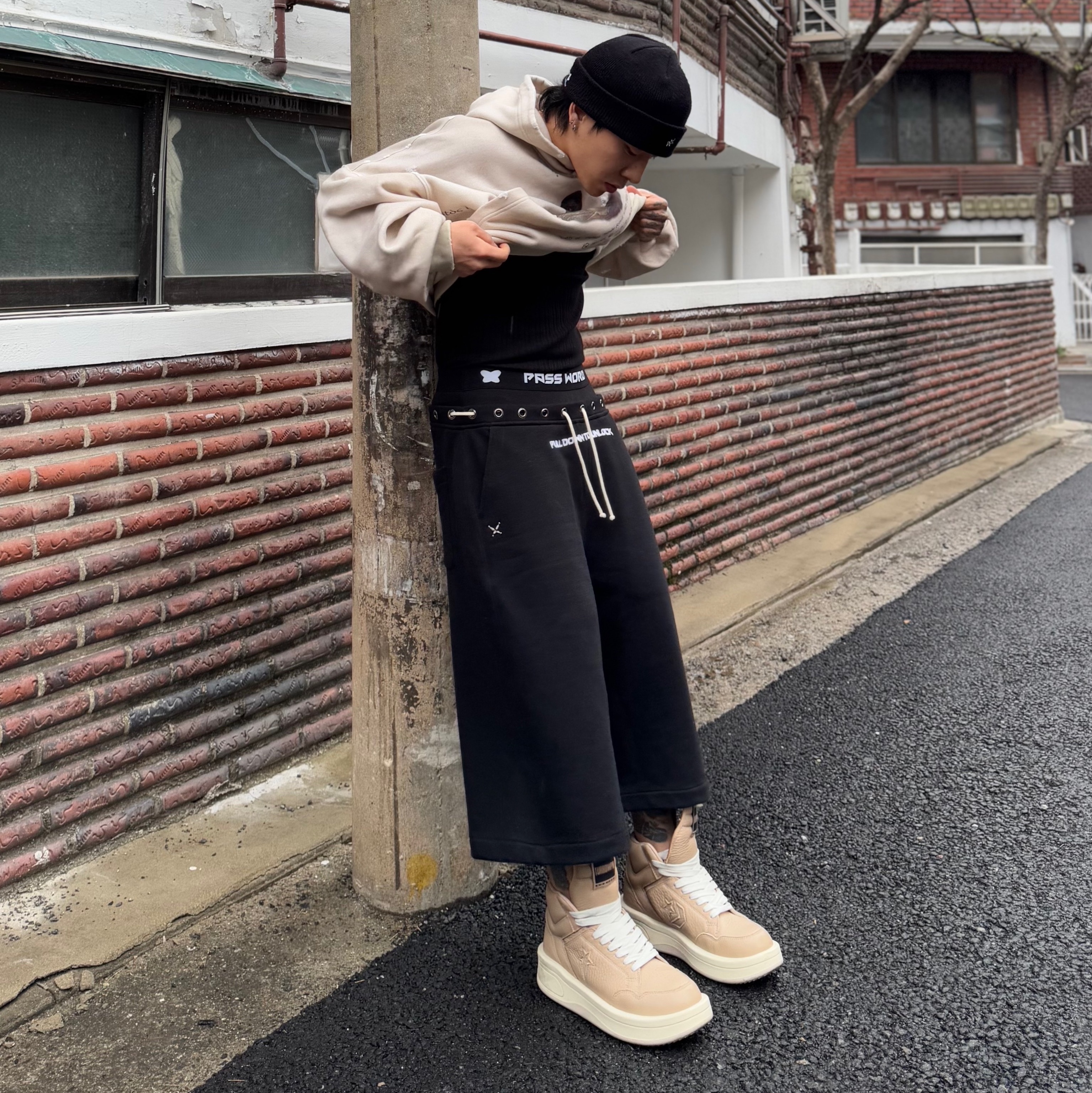 컨버스 x 다크쉐도우 터보웨폰 케이브 착용 스타일 - 4