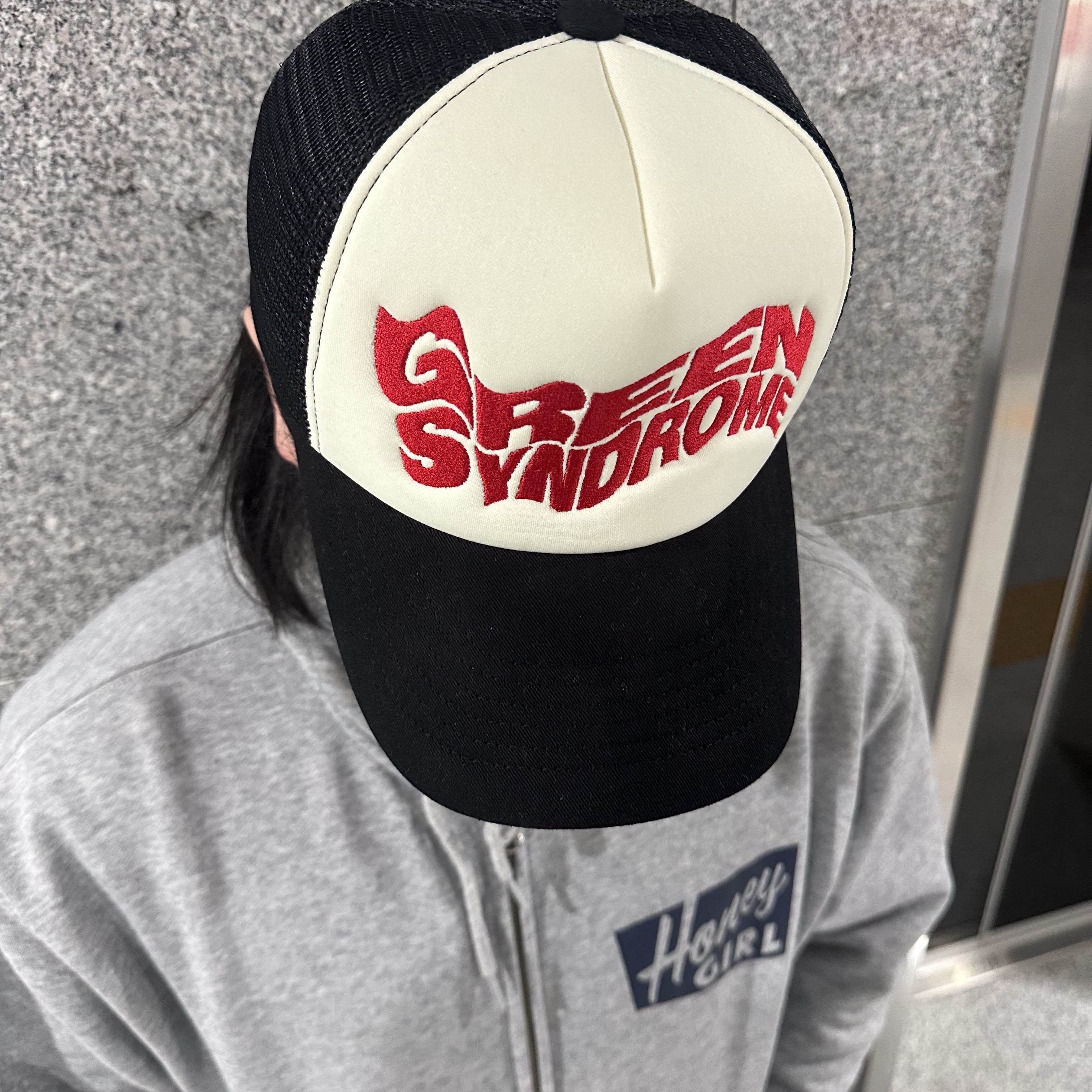 Honey Scoop House Honey Girl Zip up Hooded Sweatshirt Grey 착용 스타일