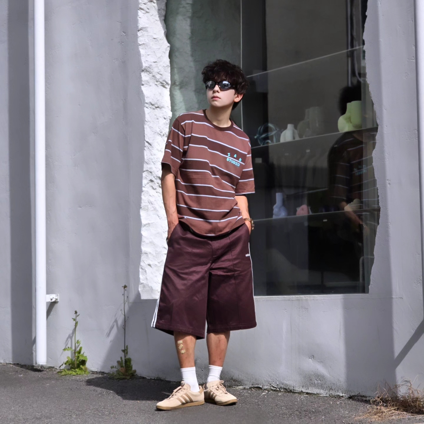 IAB Studio Striped T-Shirt Brown, Adidas Stadt Magic Beige 착용 스타일 - 3