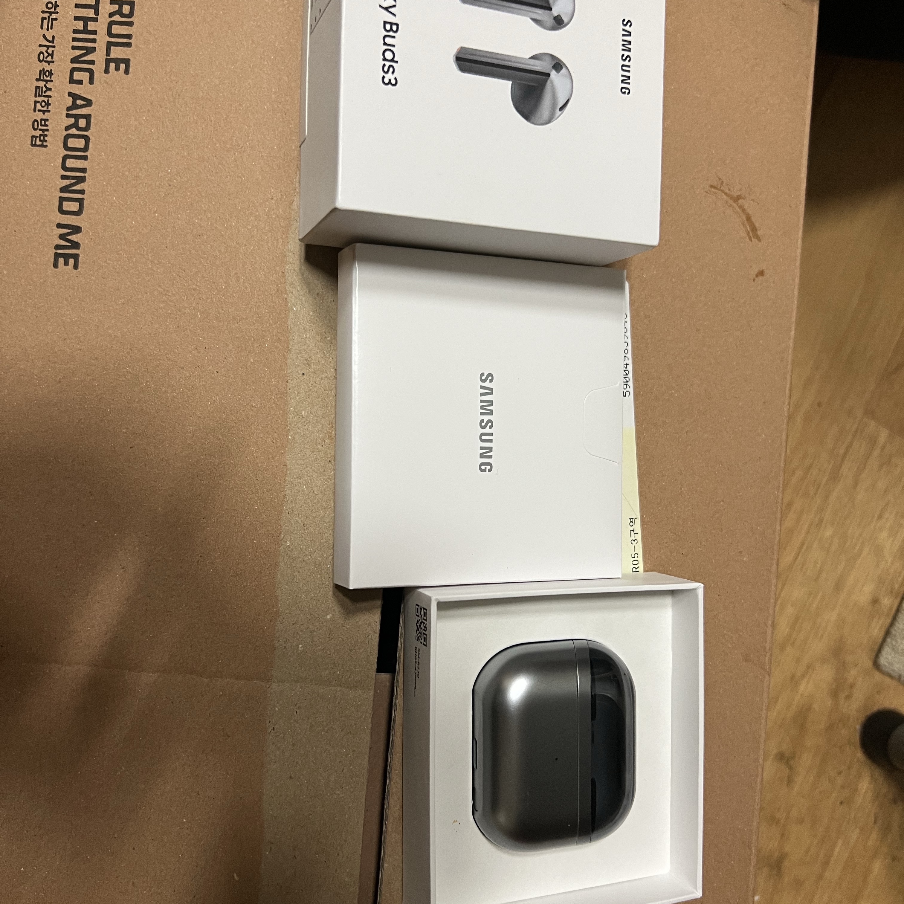 Samsung Galaxy Buds3 Silver 착용 스타일 - 1