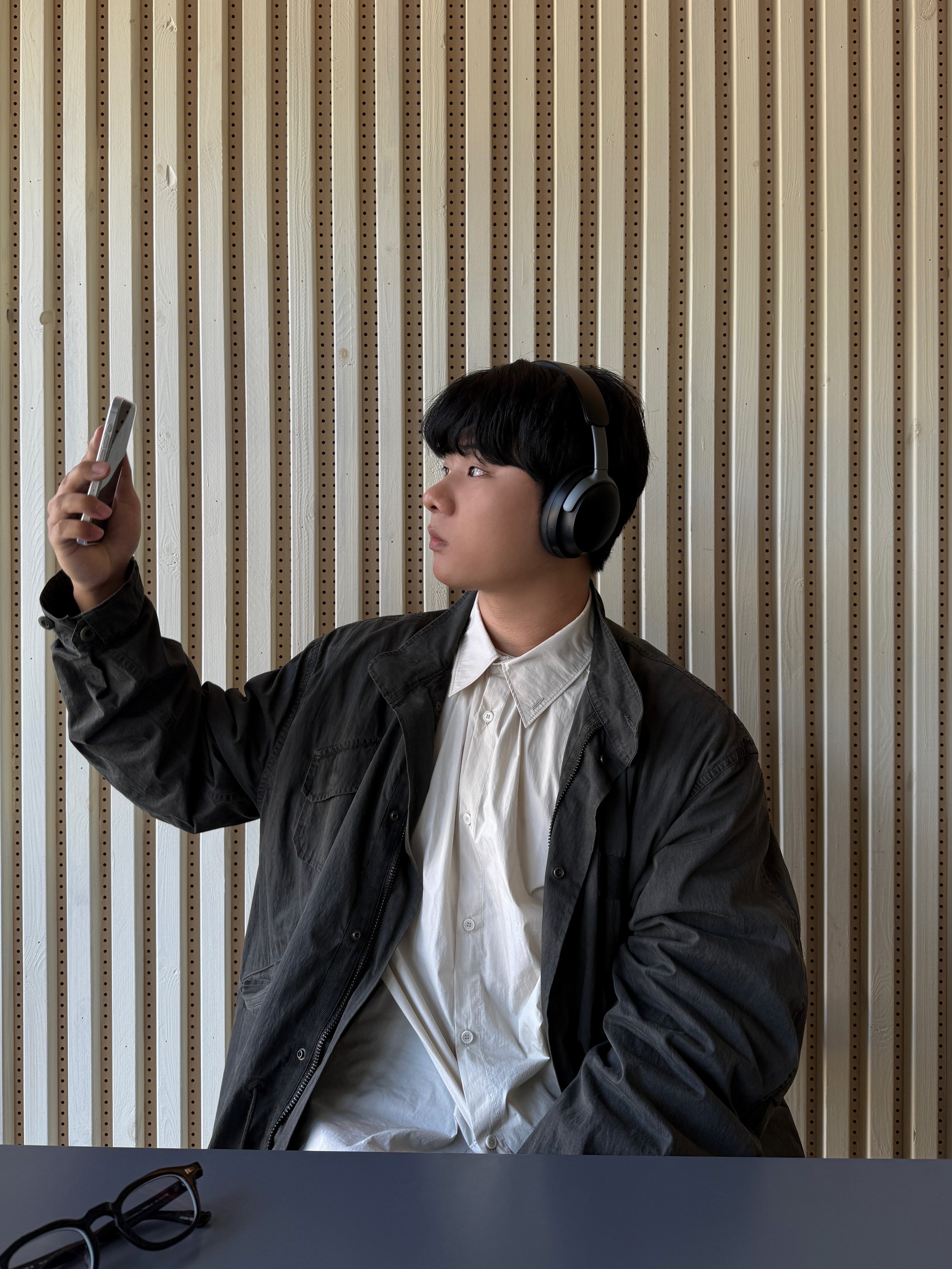 Amomento Oversize Shirring Shirts Ecru, BOSE QC Ultra Black (Korean Ver.) 착용 스타일 - 2