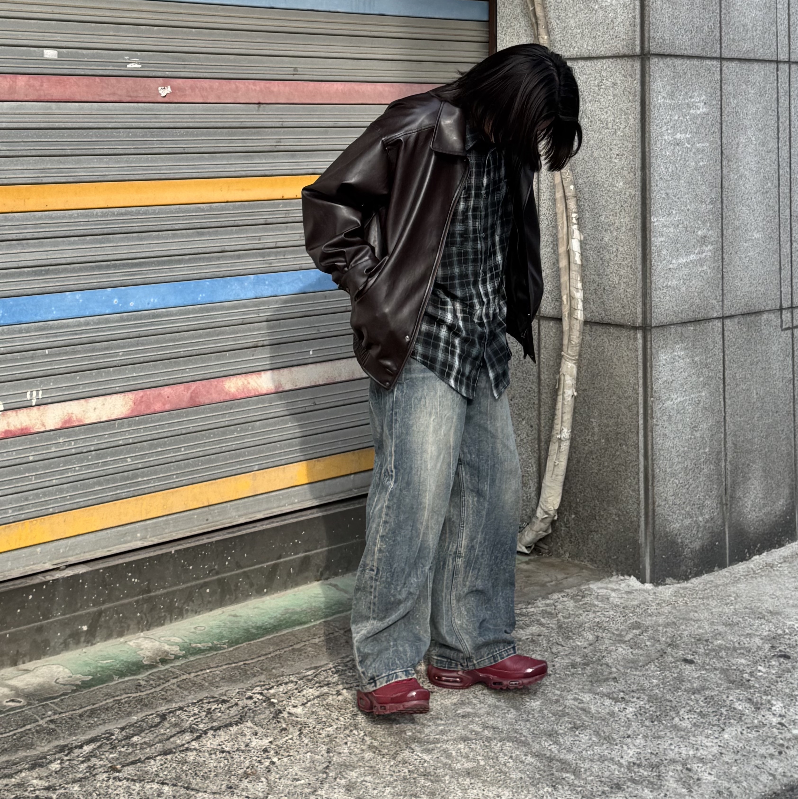 나이키 에어맥스 플러스 TNPO 팀 레드 앤 세일, 밀로 아카이브 리플렉트 커브드 팬츠 오일 블루 착용 스타일
