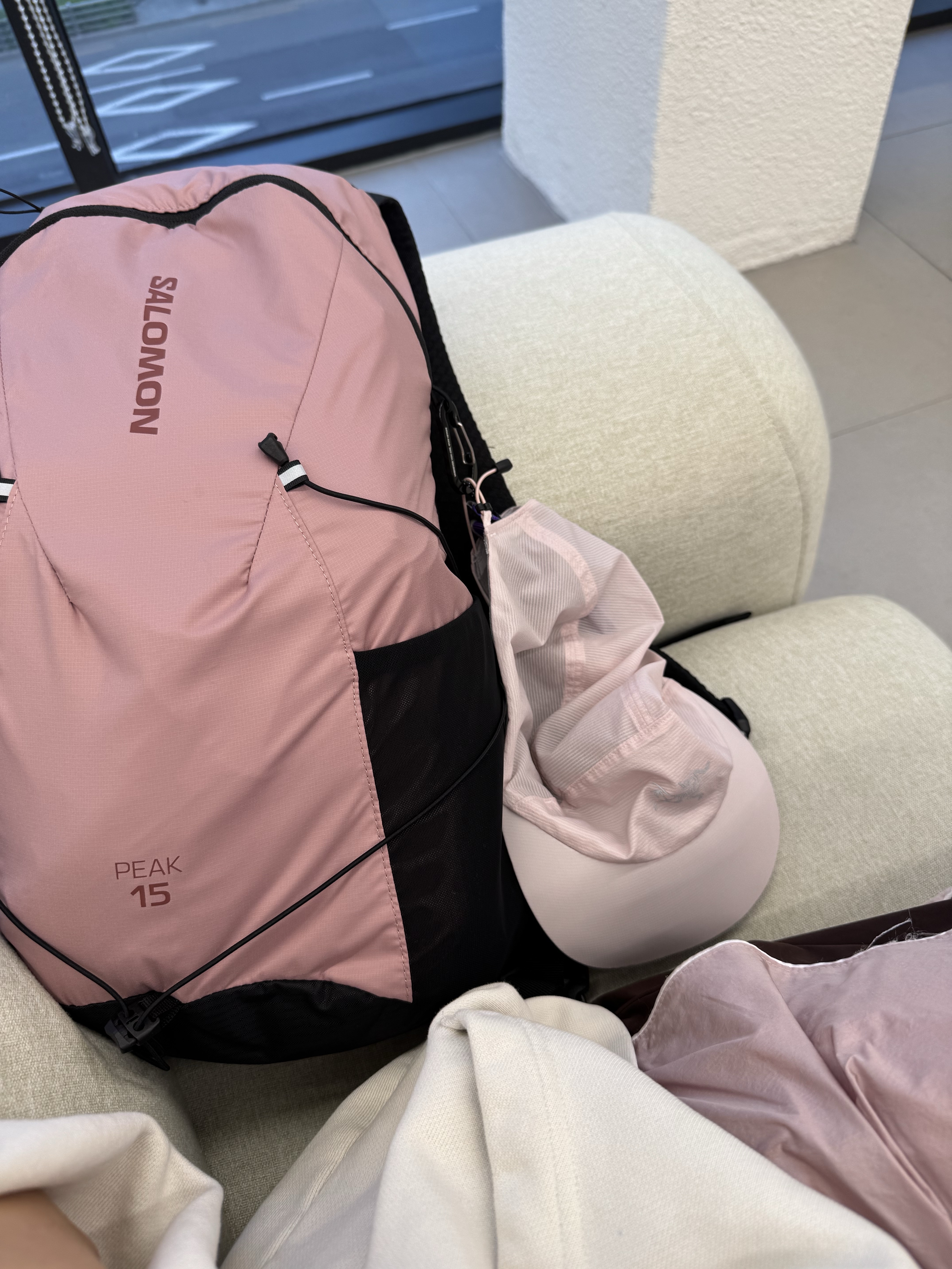 On Running Cloudsurfer Black Cobalt, Salomon Peak 15L Backpack Fig Pink 착용 스타일 - 4