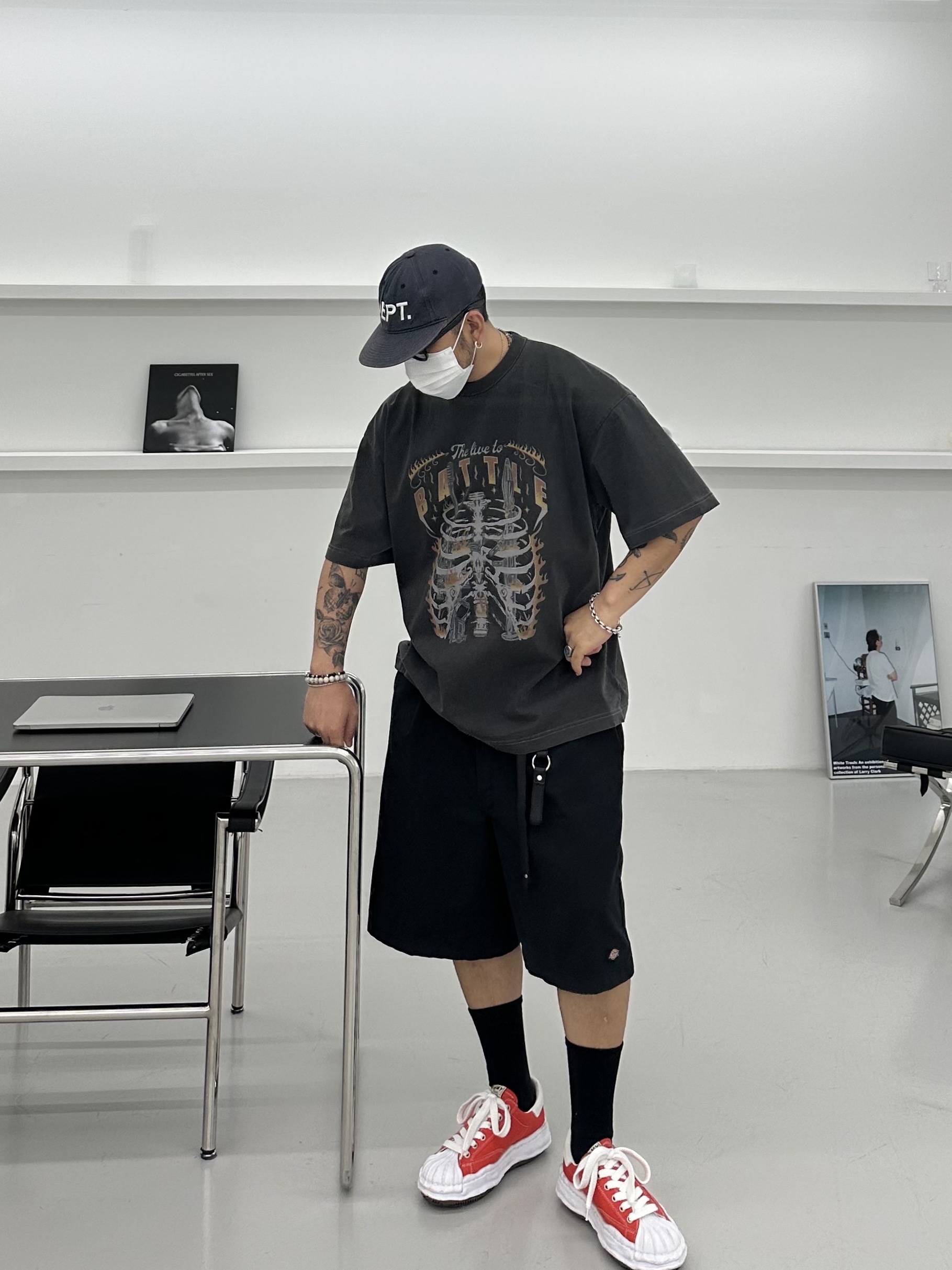 메종 미하라 야스히로 블레이키 OG 솔 캔버스 로우탑 스니커즈 오렌지, 디키즈 루즈핏 13인치 플랫 프런트 워크 쇼츠 블랙 착용 스타일 - 2