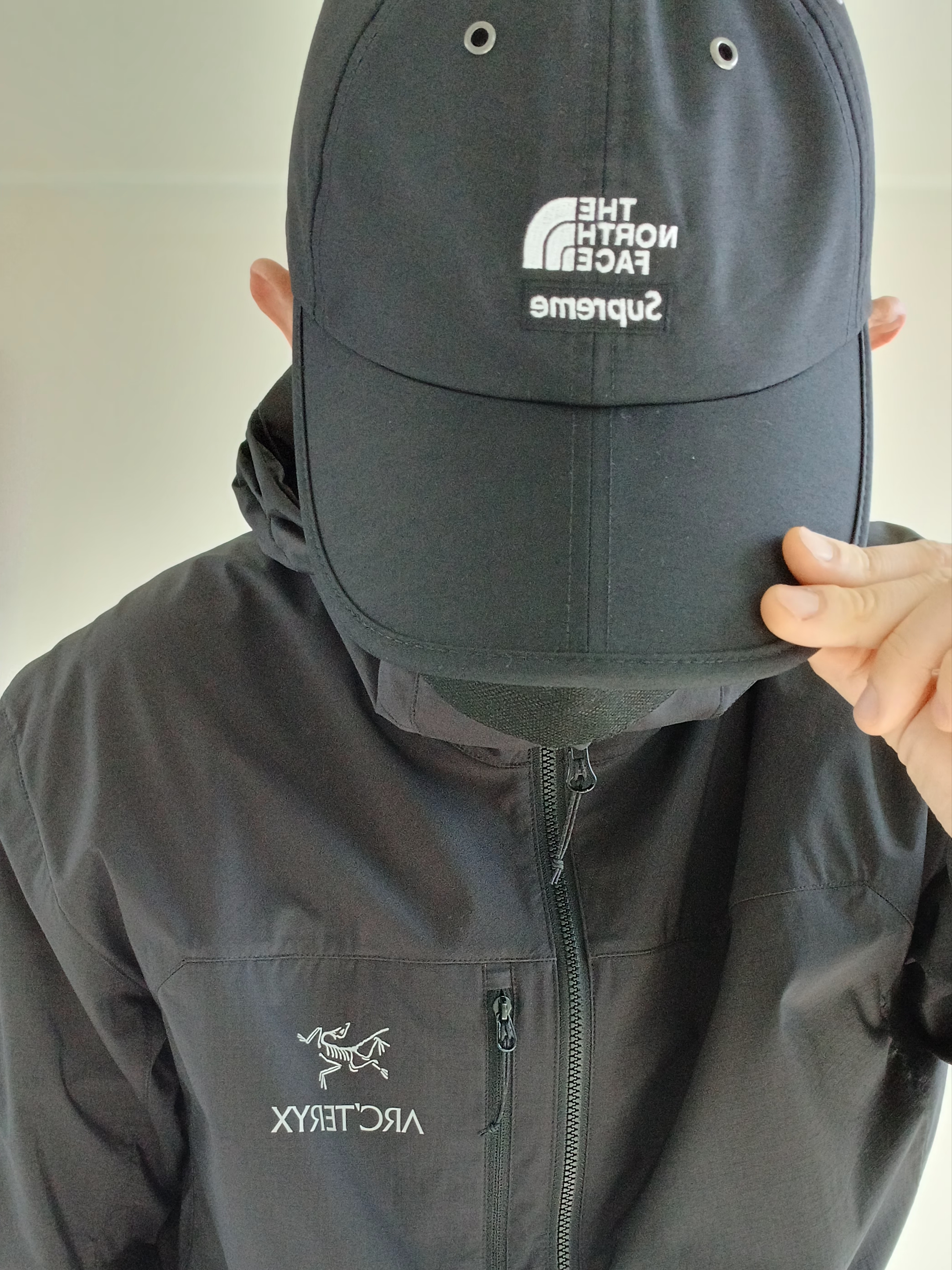 Supreme x The North Face Split 6-Panel Black - 24SS, Arc'teryx Squamish Hoody Black 착용 스타일 - 4