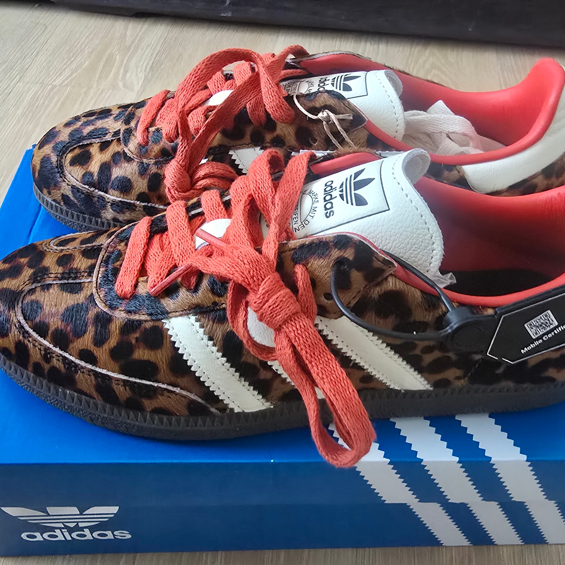 (W) Adidas Samba OG Core Black Preloved Red 착용 스타일 - 2