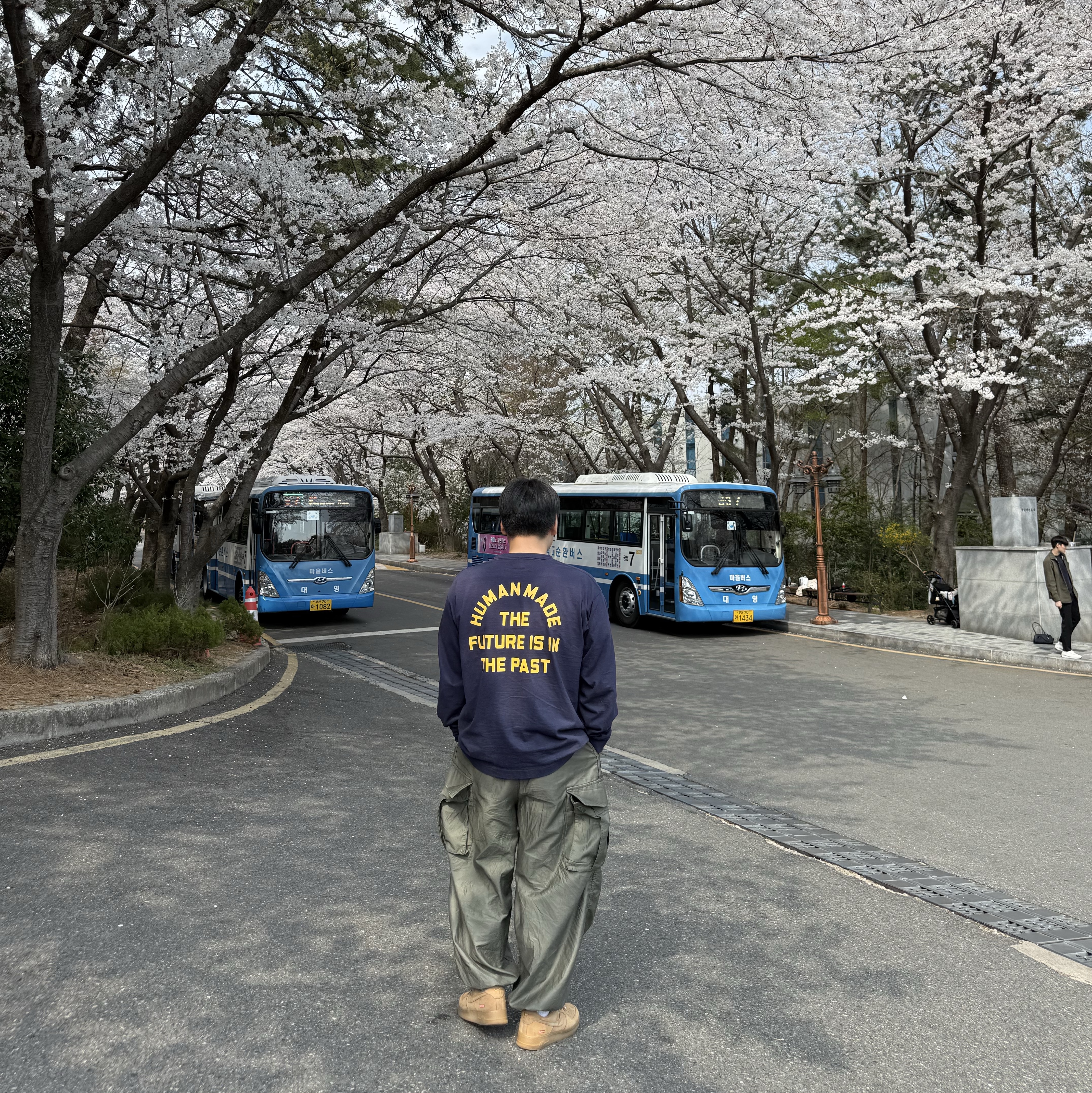 Human Made Graphic L/S T-Shirt Navy, Needles H.D. BDU Pants Olive 착용 스타일 - 1
