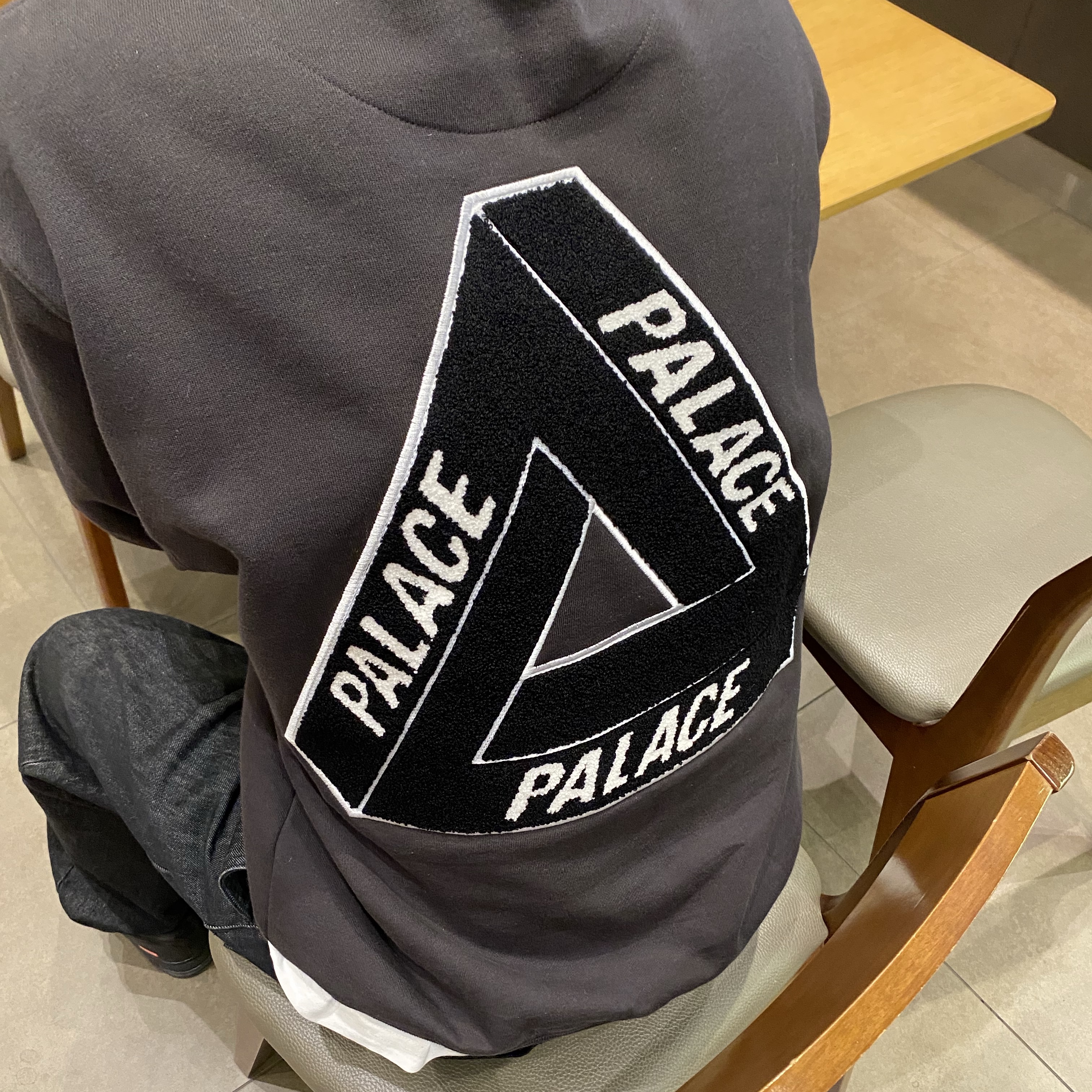 Palace Chenille Tri-Ferg Crew Black - 24FW 착용 스타일