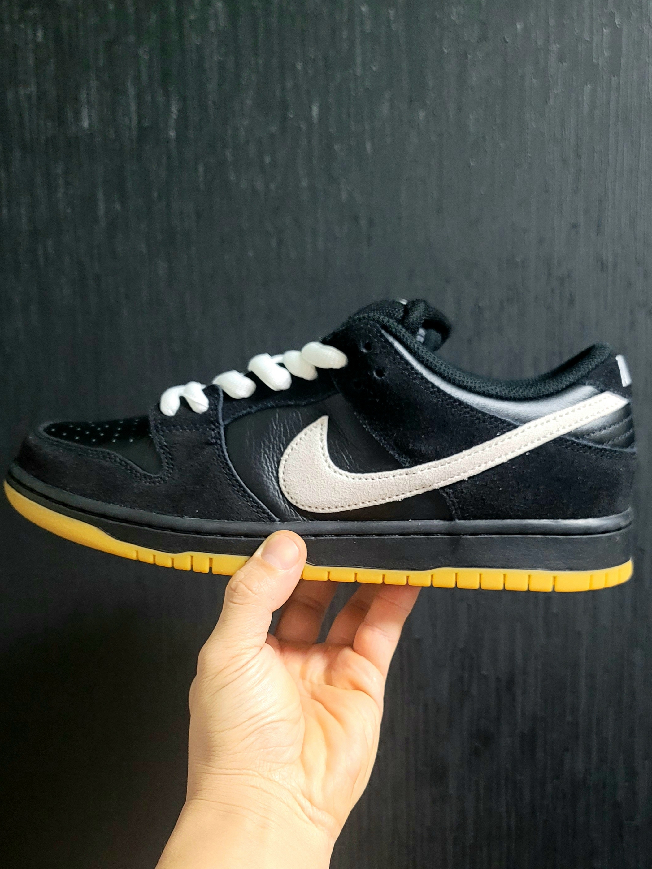 Nike SB Dunk Low Pro Black White 착용 스타일 - 1