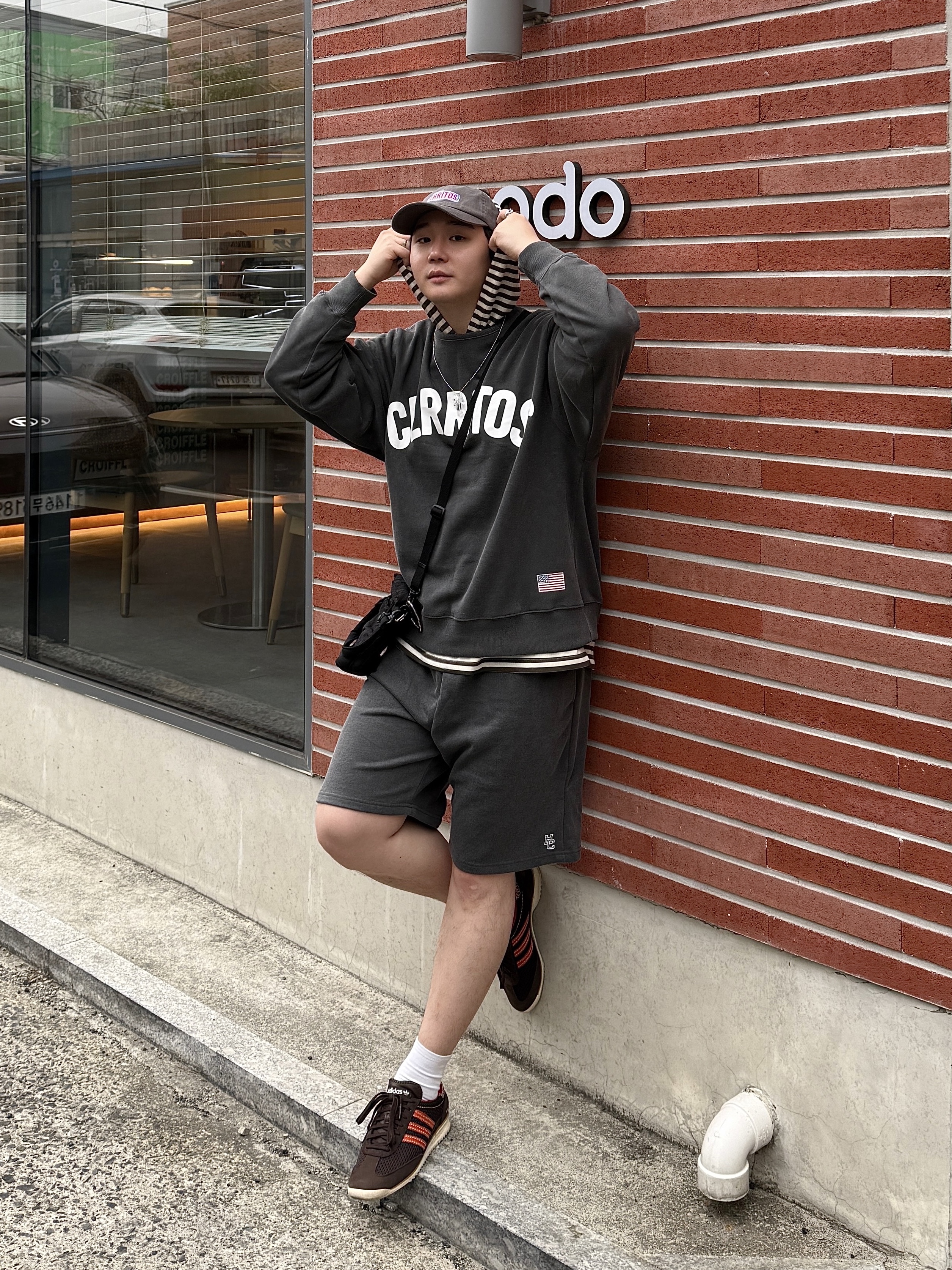 호텔세리토스 세리토스 워싱 스웻 셋업 차콜, 아디다스 x 웨일스 보너 SL 72 니트 브라운 착용 스타일 - 3