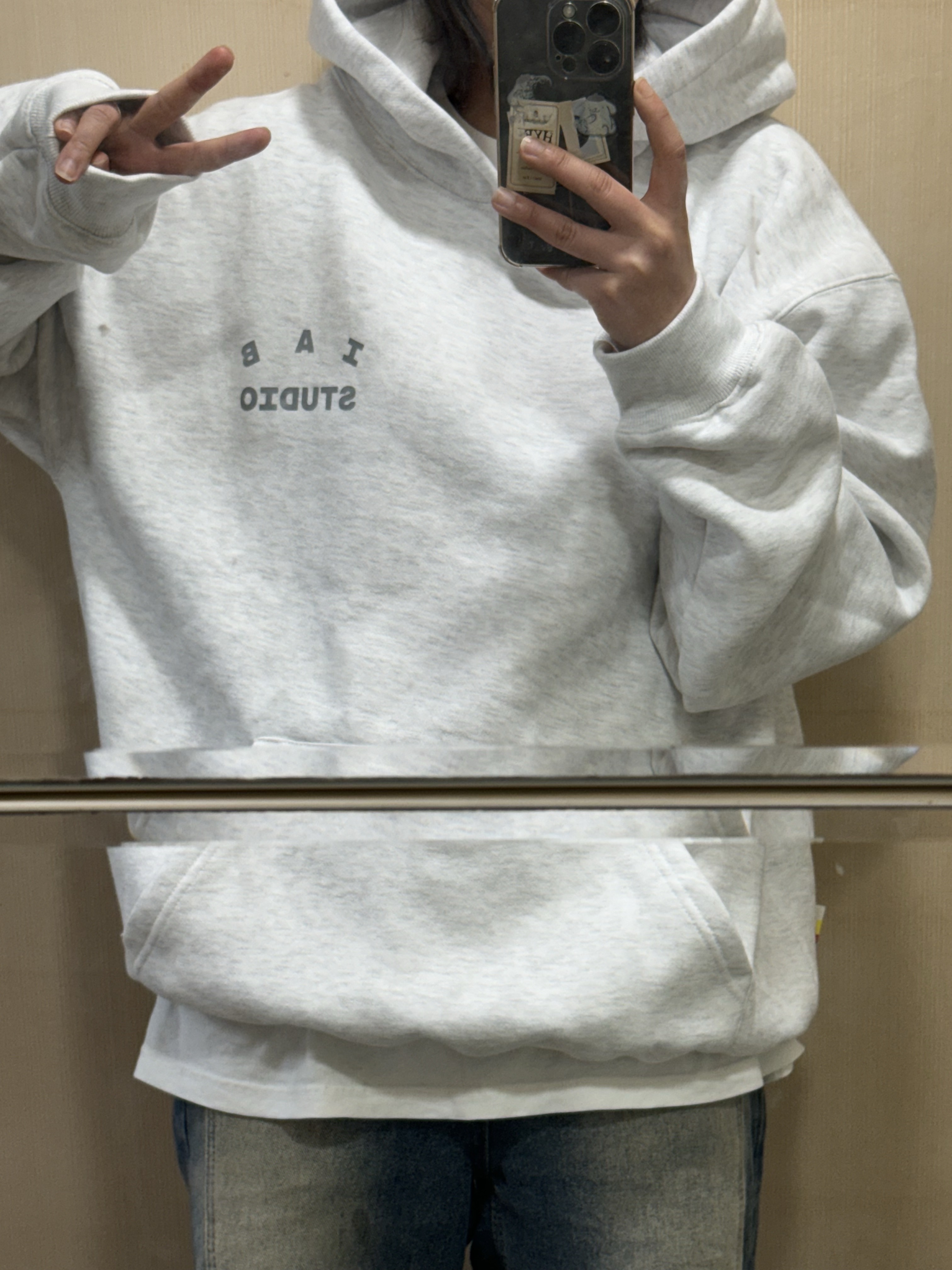 IAB Studio Hoodie Light Gray 착용 스타일
