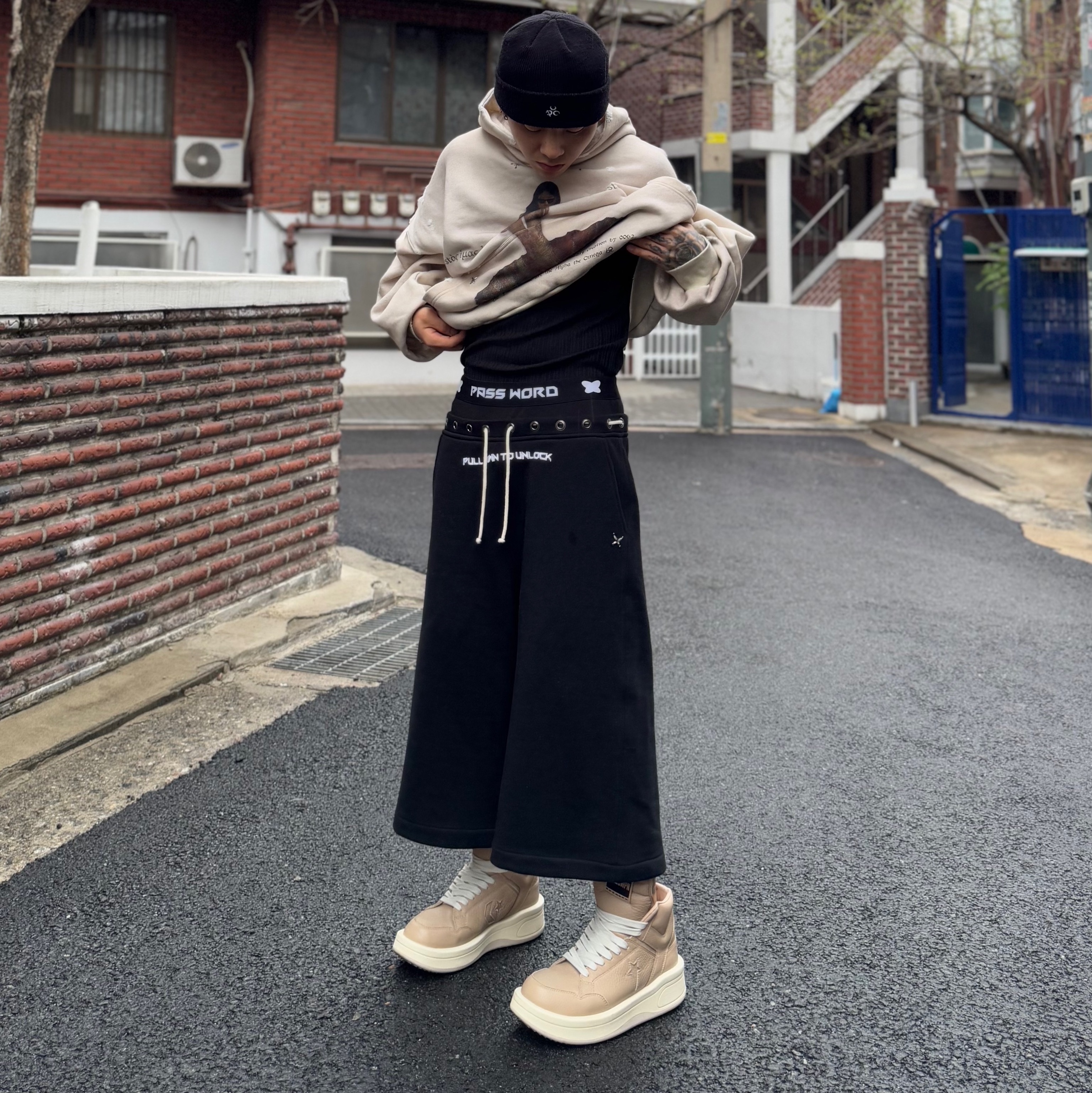 컨버스 x 다크쉐도우 터보웨폰 케이브 착용 스타일 - 1