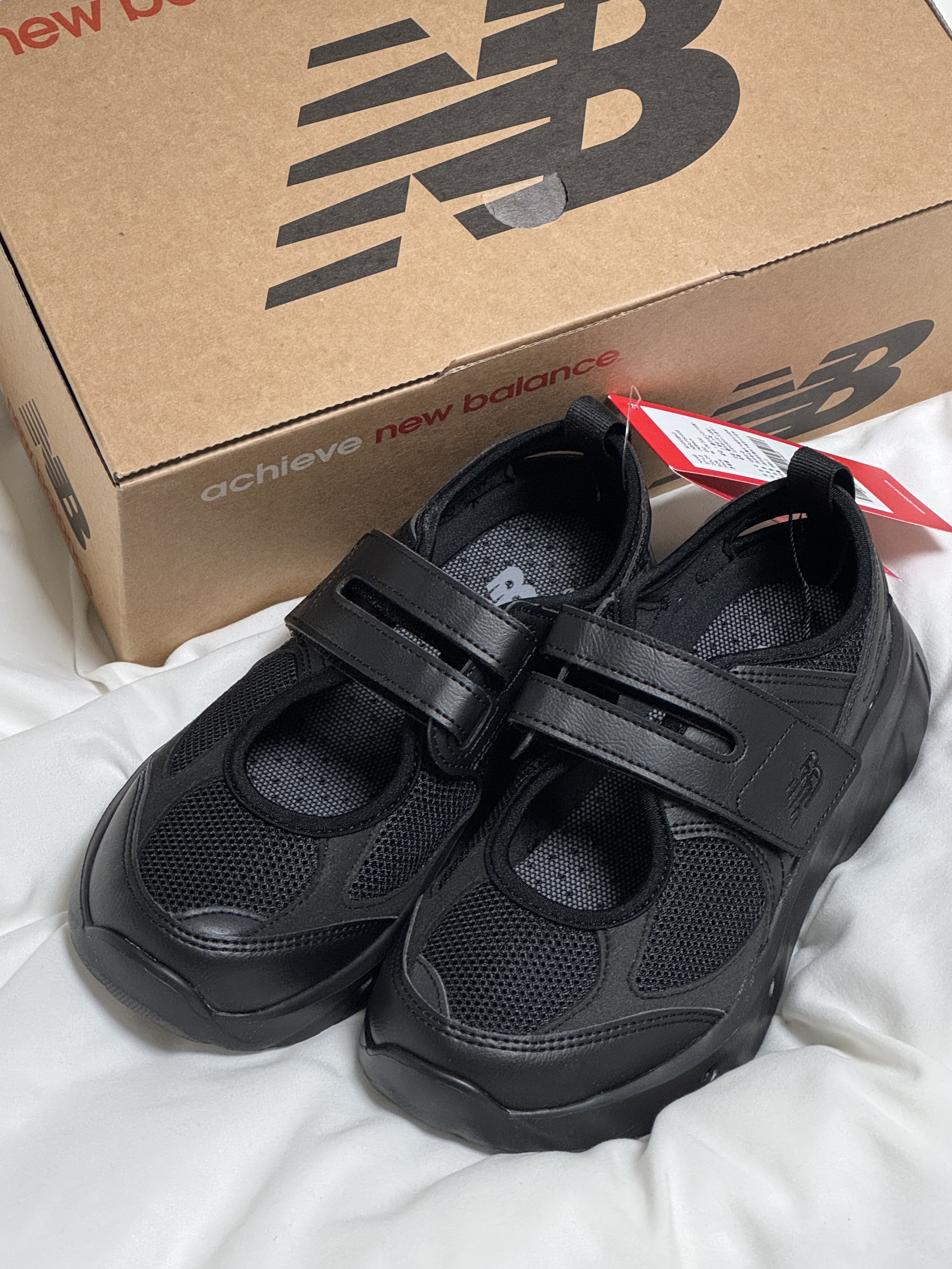 (W) New Balance Breeze SD2202 Triple Black 착용 스타일 - 2