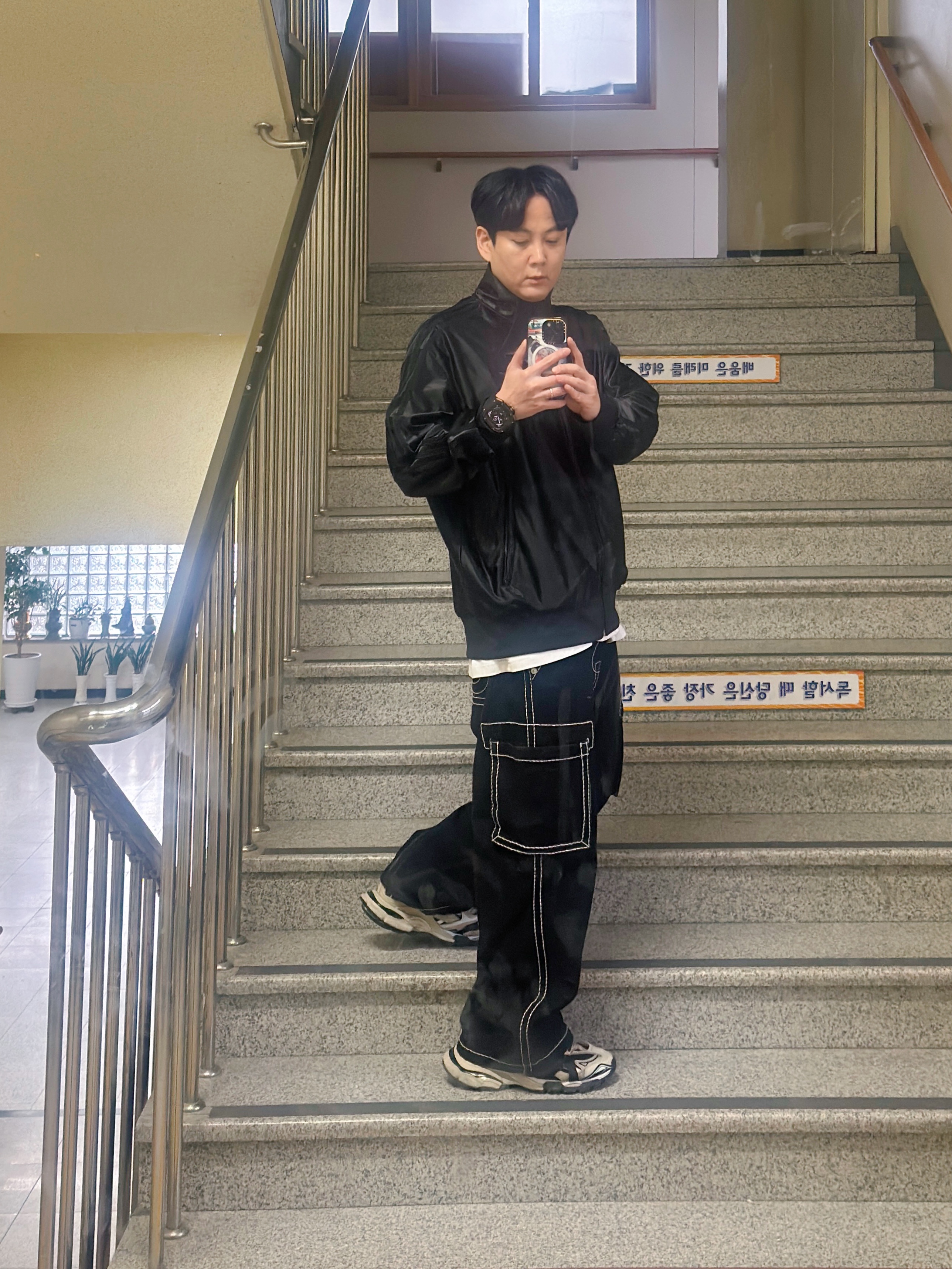 Adidas Q3 Oversized Track Top Black - KR Sizing, True Religion Classic Cargo Pants Mk-1 Black 착용 스타일 - 1