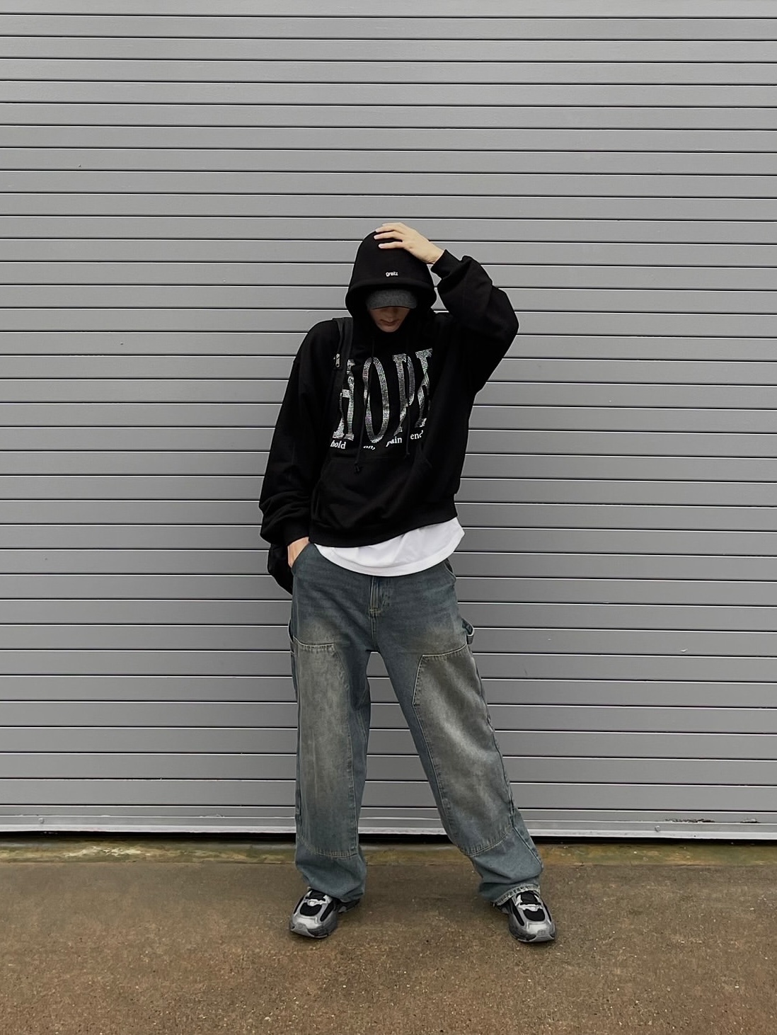 GRAILZ Pain Ends Hoodie Black 착용 스타일 - 3