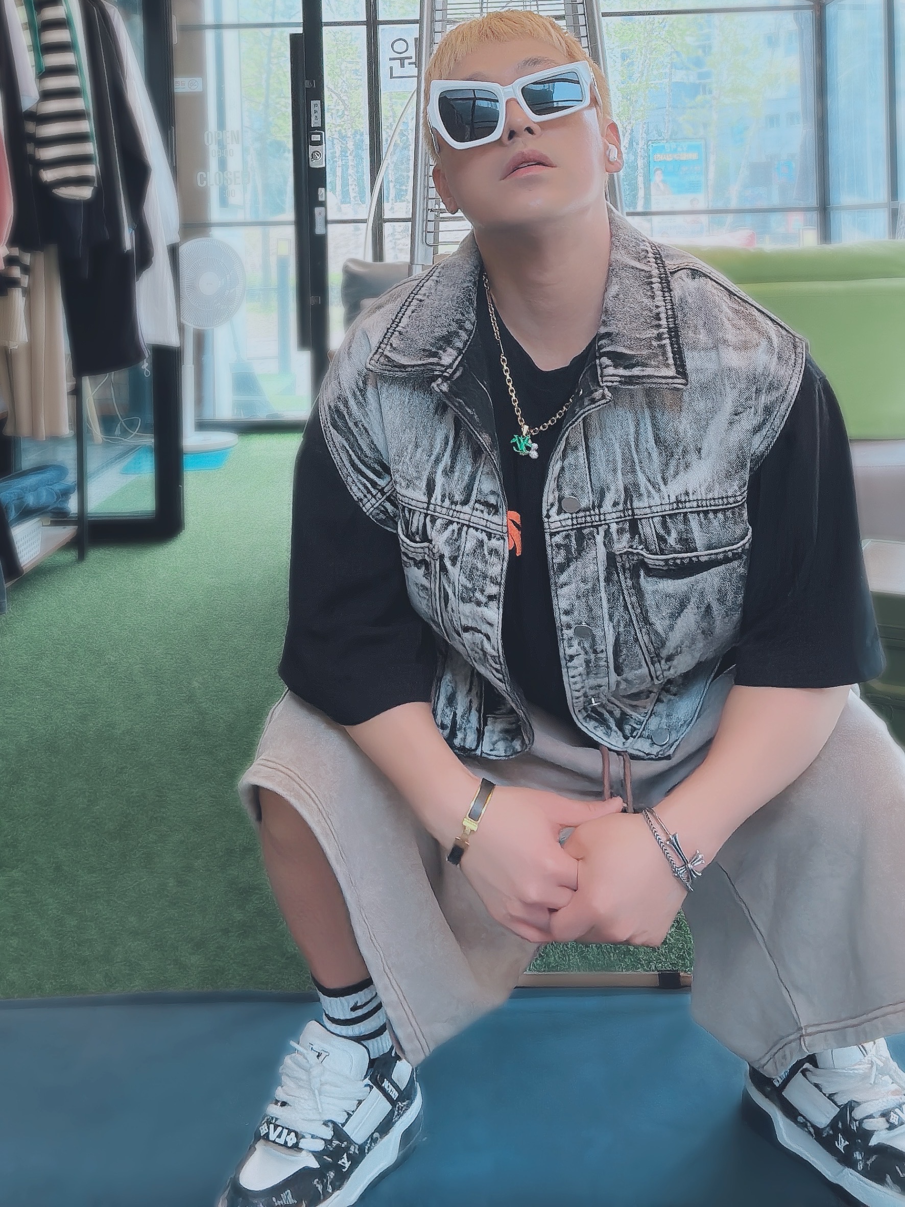 Louis Vuitton LV Trainer Maxi Sneakers Black, Louis Vuitton LV Blooming Pendant Gold 착용 스타일 - 3