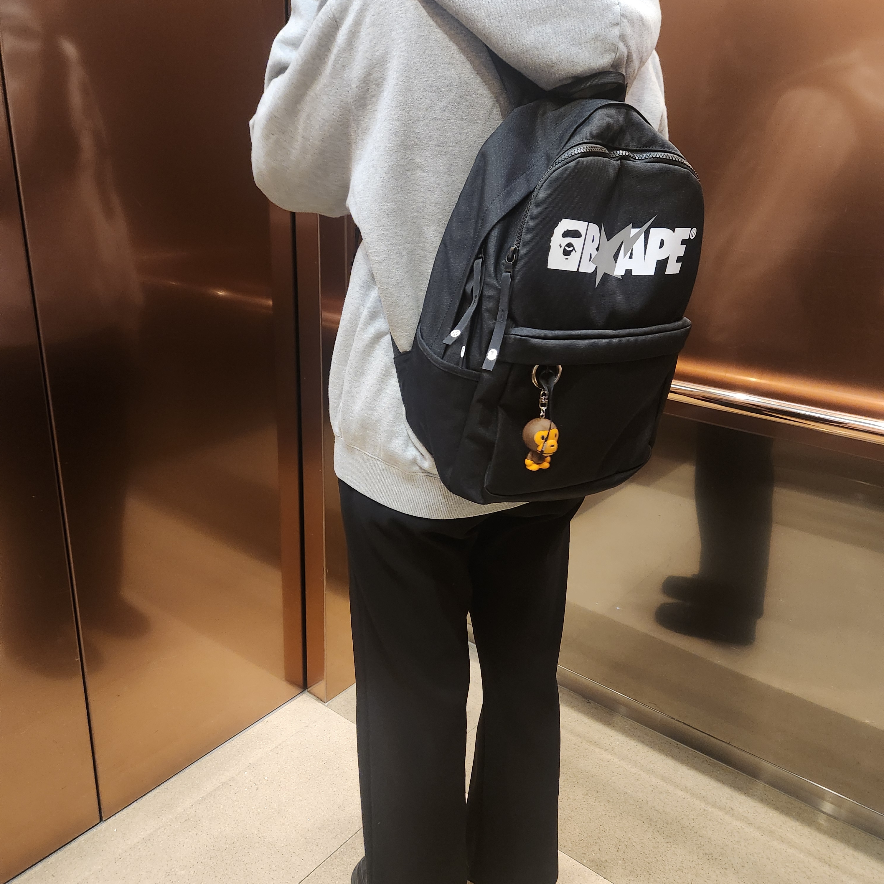 베이프 데이팩 블랙 착용 스타일