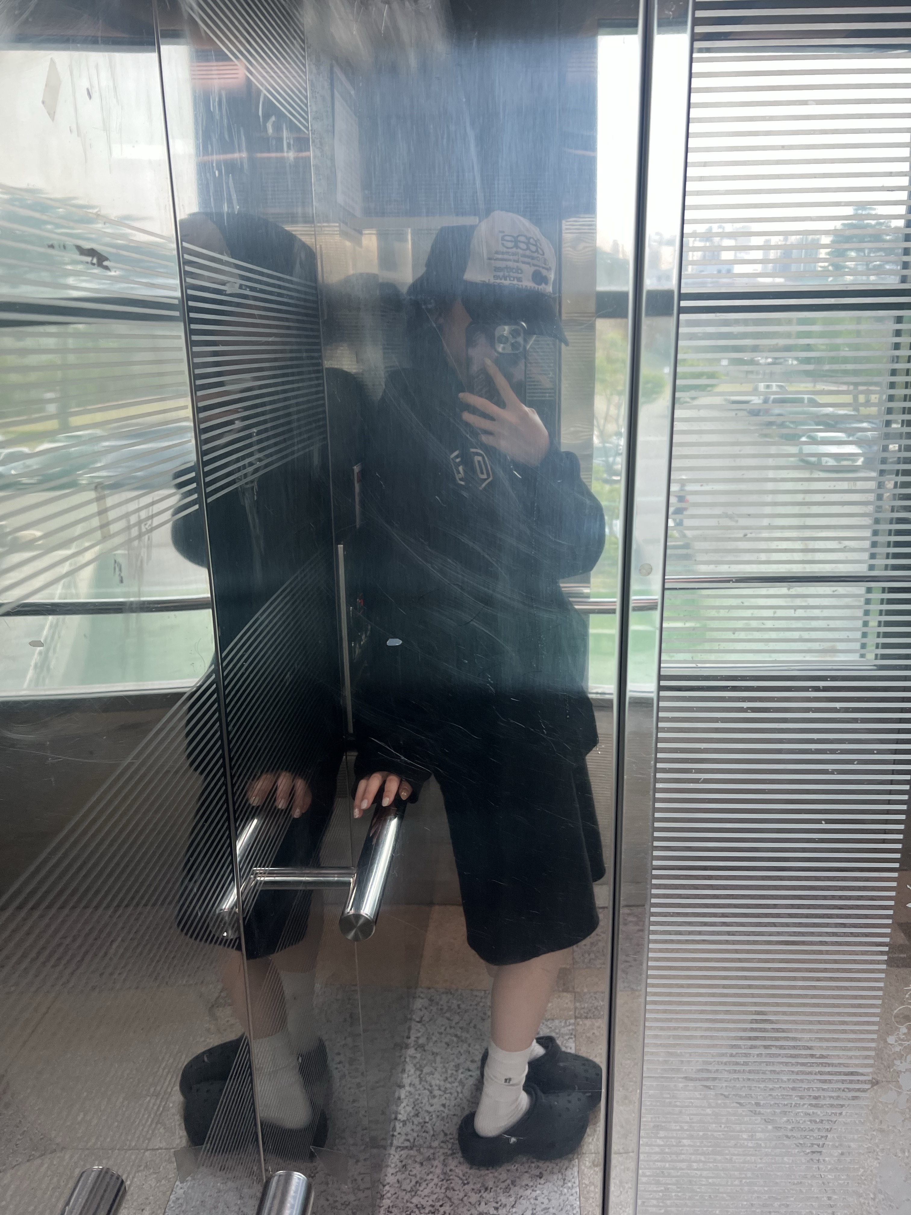 (W) Crocs Classic Platform Clog Black, Deus Ex Machina Seoul College Hooded Jacket Black 착용 스타일 - 2