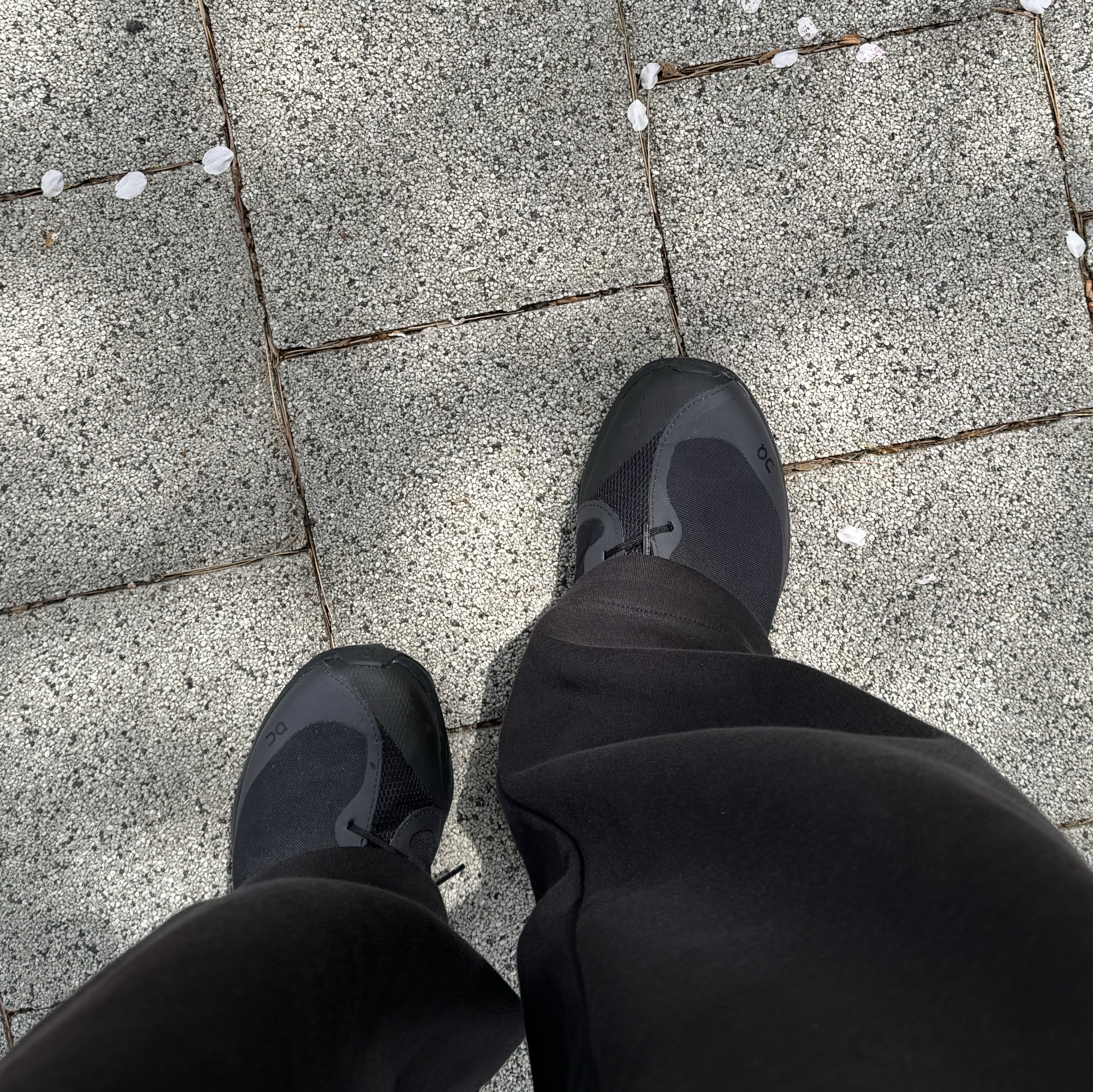 On Running x Post Archive Faction (Paf) Cloudventure Peak All Black 착용 스타일