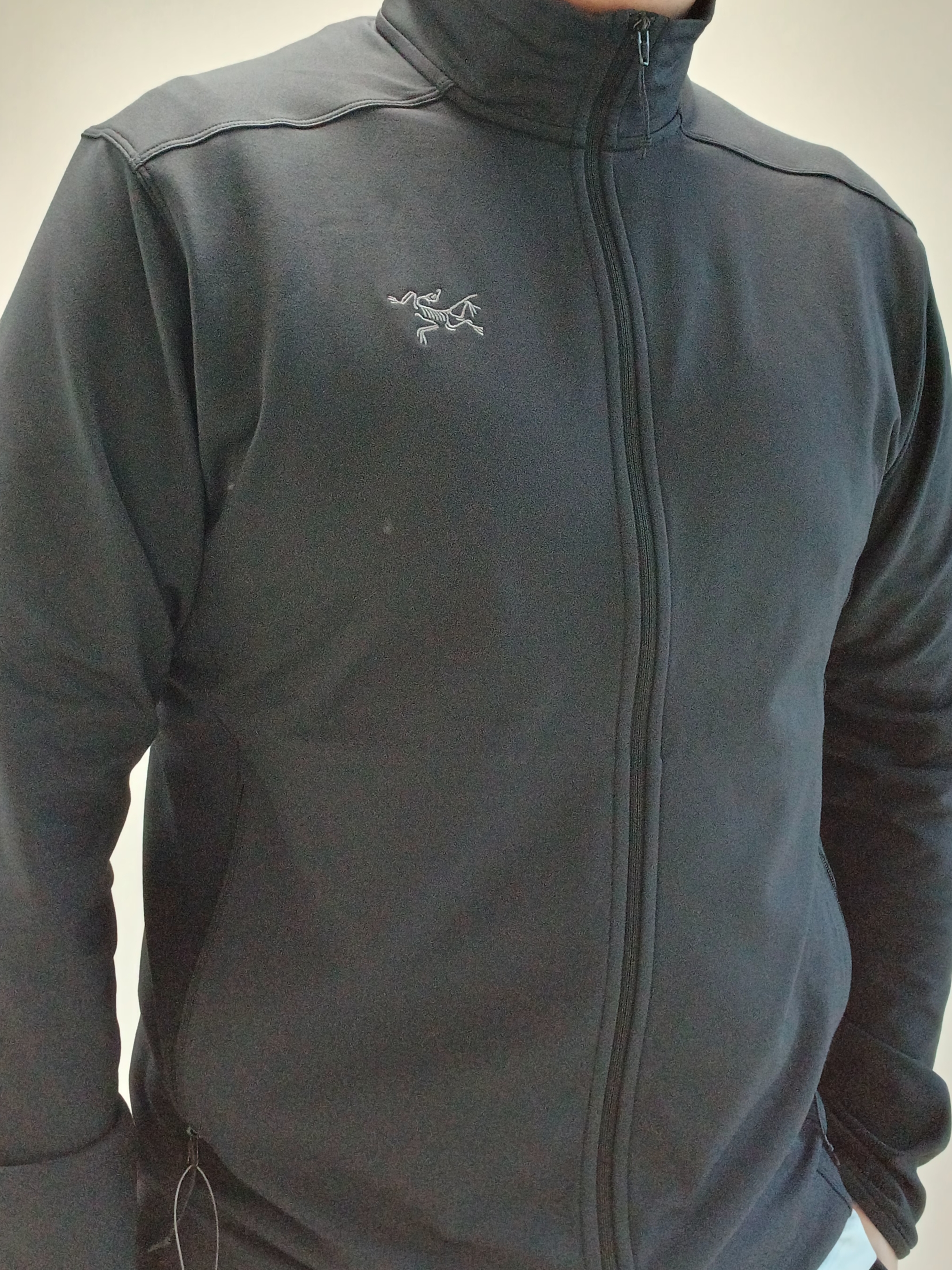 Arc'teryx Cormac Logo SS T-Shirt Atmos Heather, Arc'teryx Kyanite Lightweight Jacket Black 착용 스타일 - 3