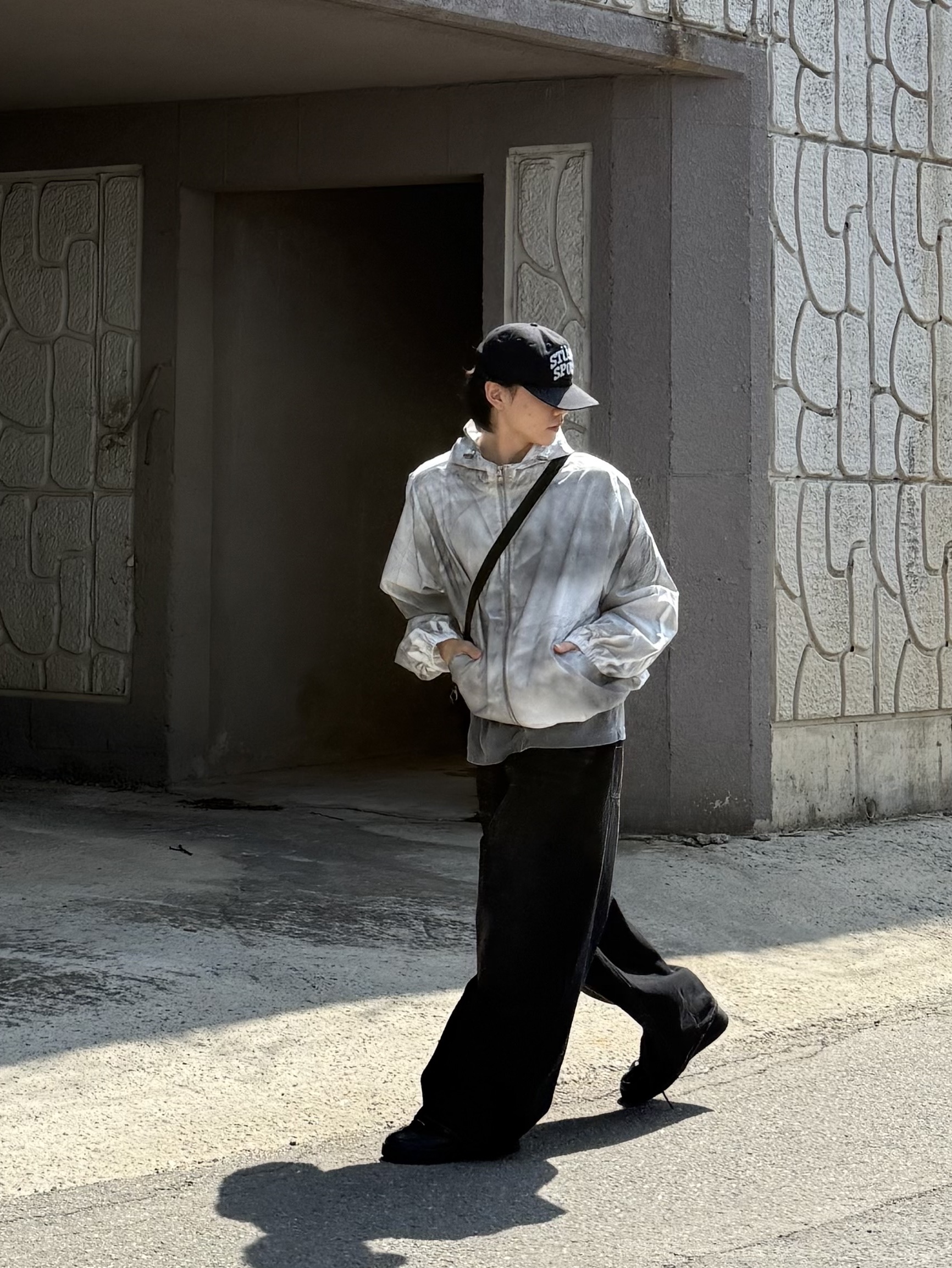 Stussy Mid-Depth Sport Snapback Black Matallic, Nike Air Force 1 '07 Low Triple Black 착용 스타일 - 2