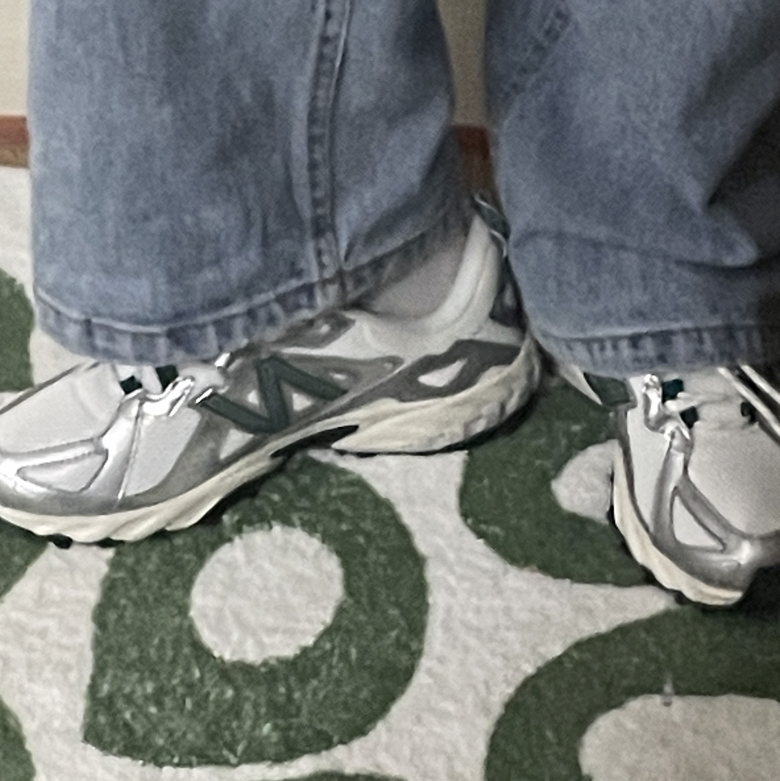 New Balance ML610T Metallic Silver - D Standard 착용 스타일 - 1