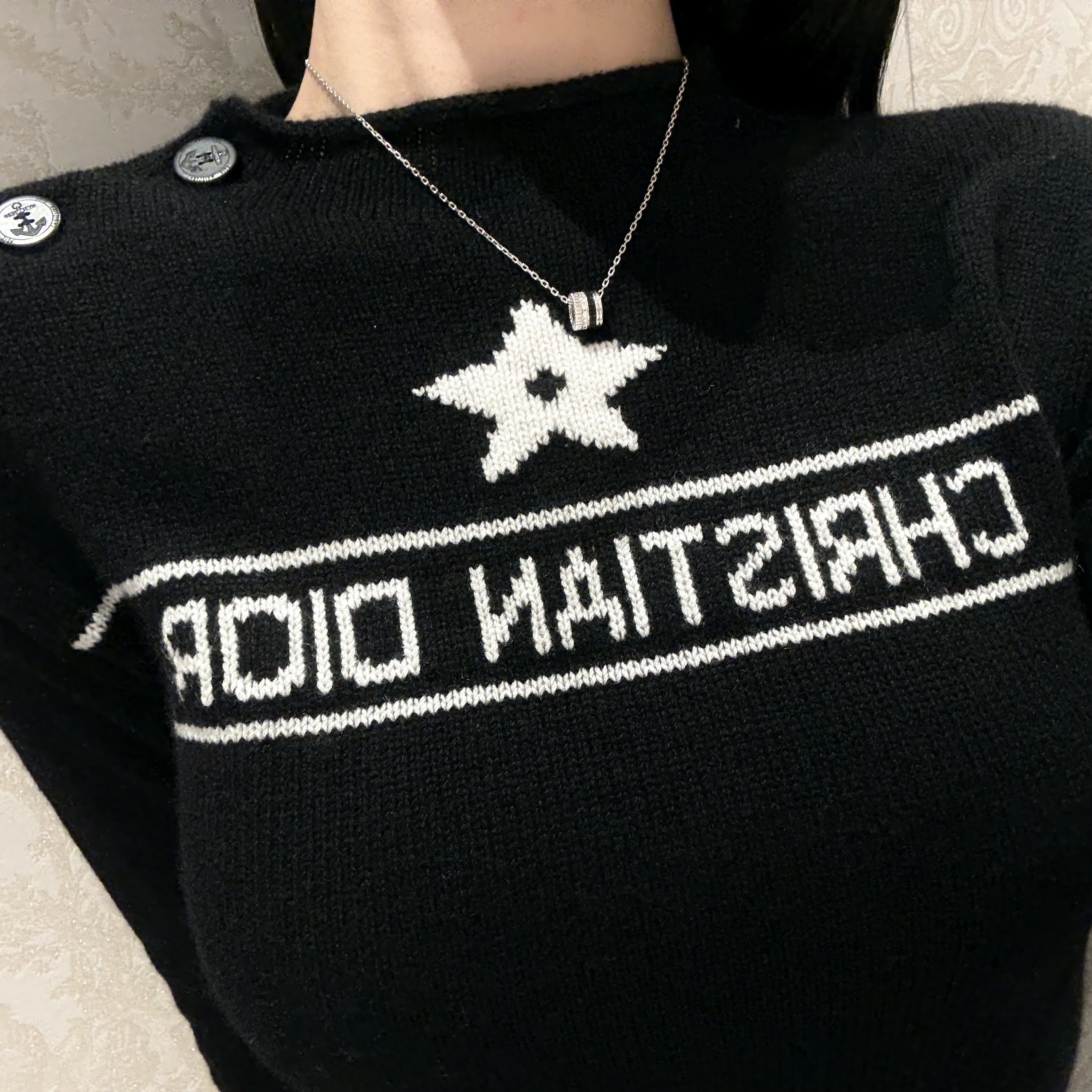 (W) Dior Sweater Black Cashmere Knit 착용 스타일