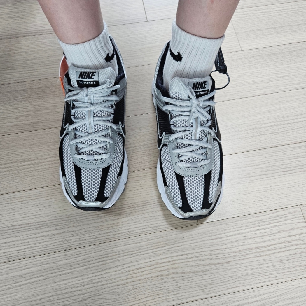 Nike Zoom Vomero 5 Metallic Silver Black 착용 스타일