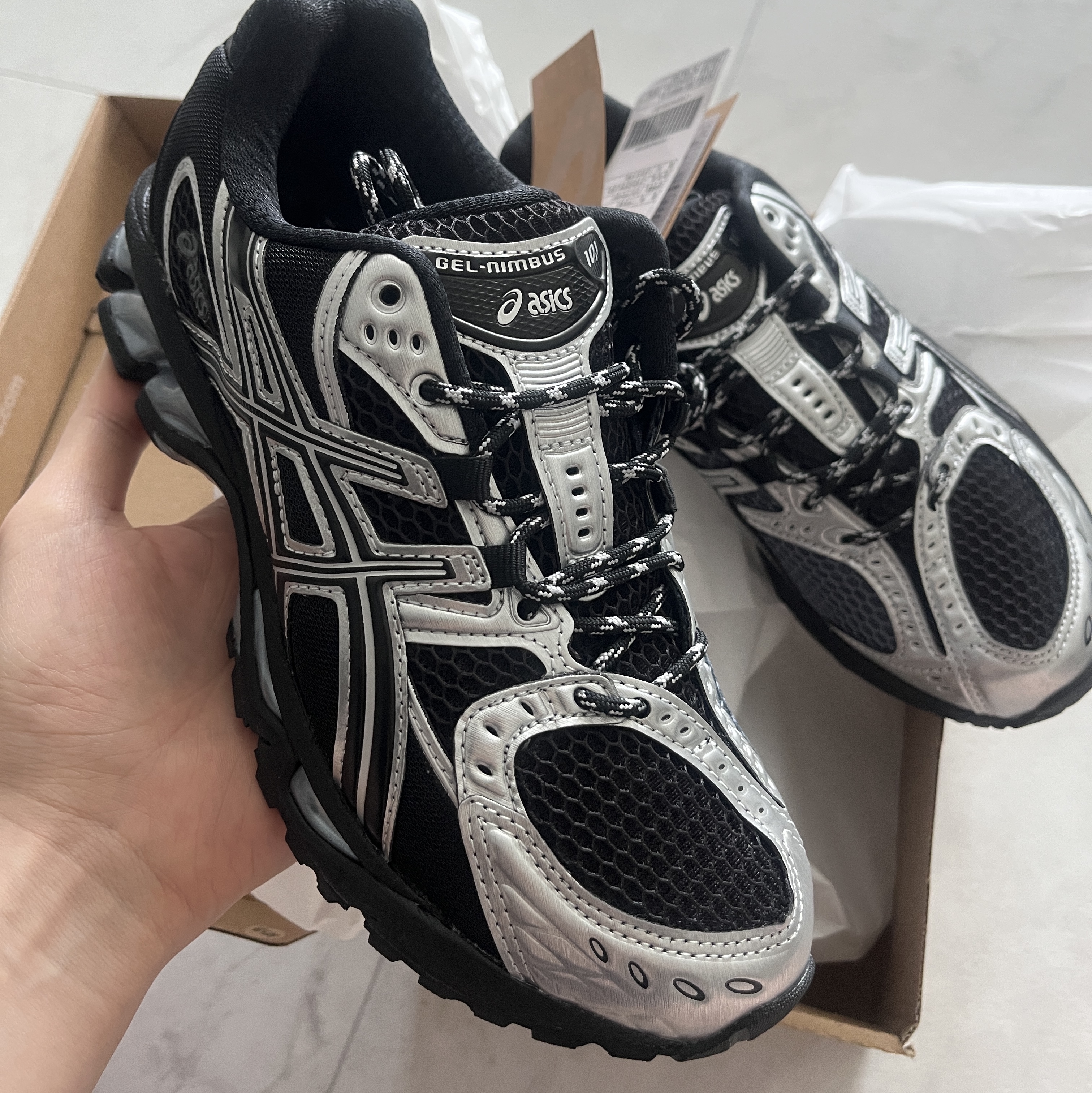 Asics Gel-Nimbus 10.1 Black Pure Silver - Korea Exclusive, [SS25] moif Hiker Half Shirt Olive Brown 착용 스타일 - 1