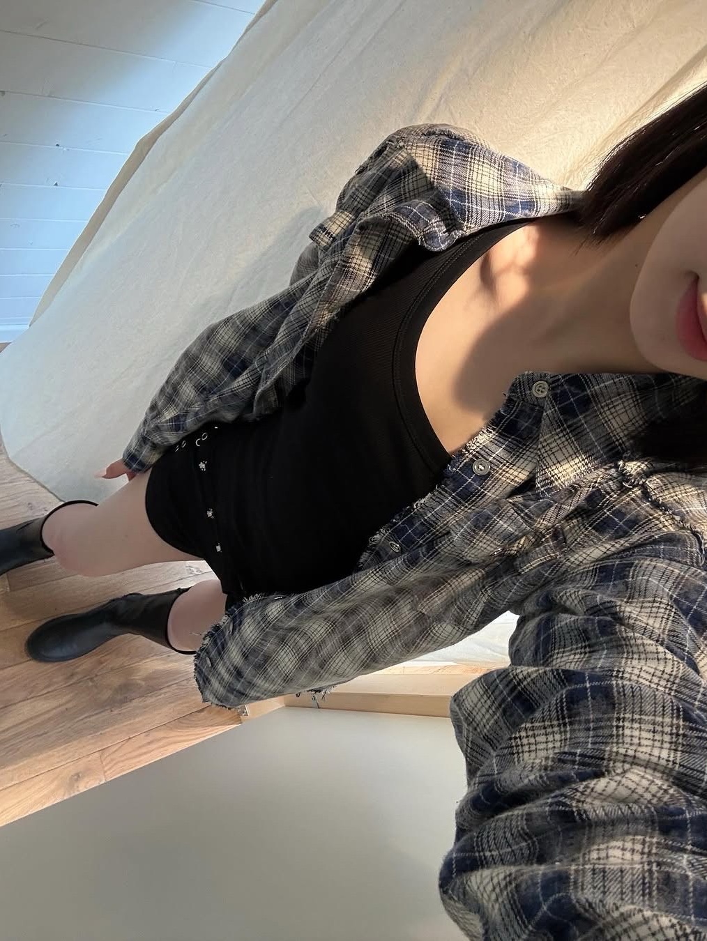 러프넥 워싱 체크 셔츠 블루 착용 스타일 - 4