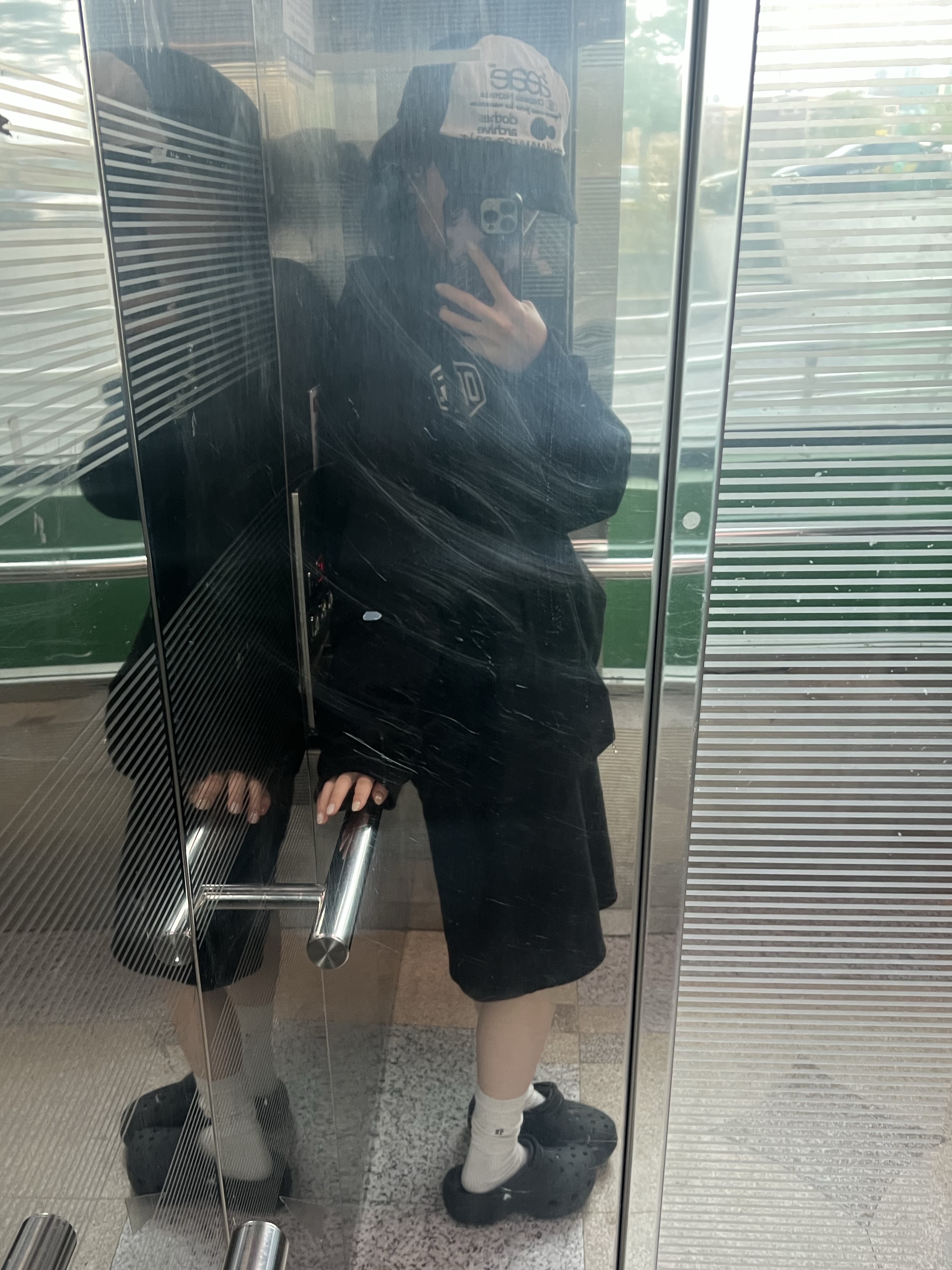 (W) Crocs Classic Platform Clog Black, Deus Ex Machina Seoul College Hooded Jacket Black 착용 스타일 - 1