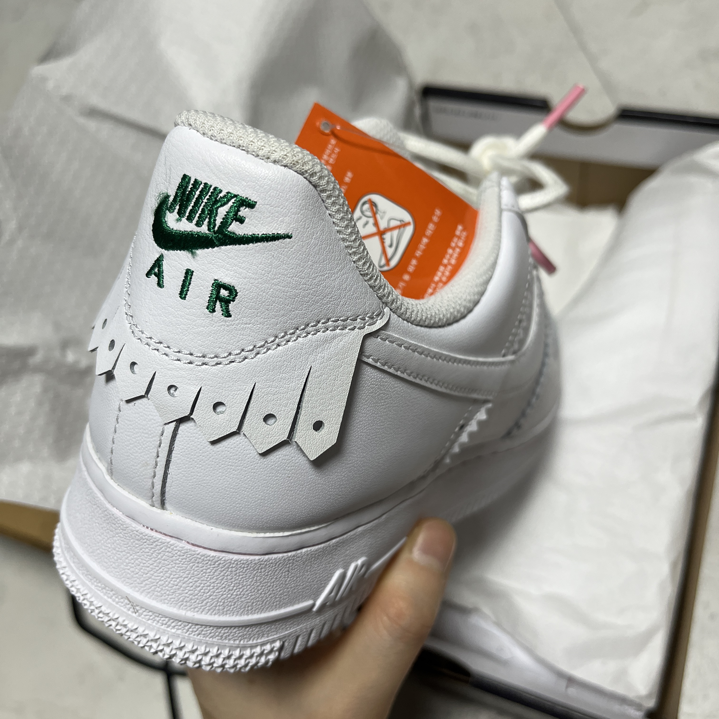 Nike Air Force 1 '07 LV8 White Medium Soft Pink 착용 스타일