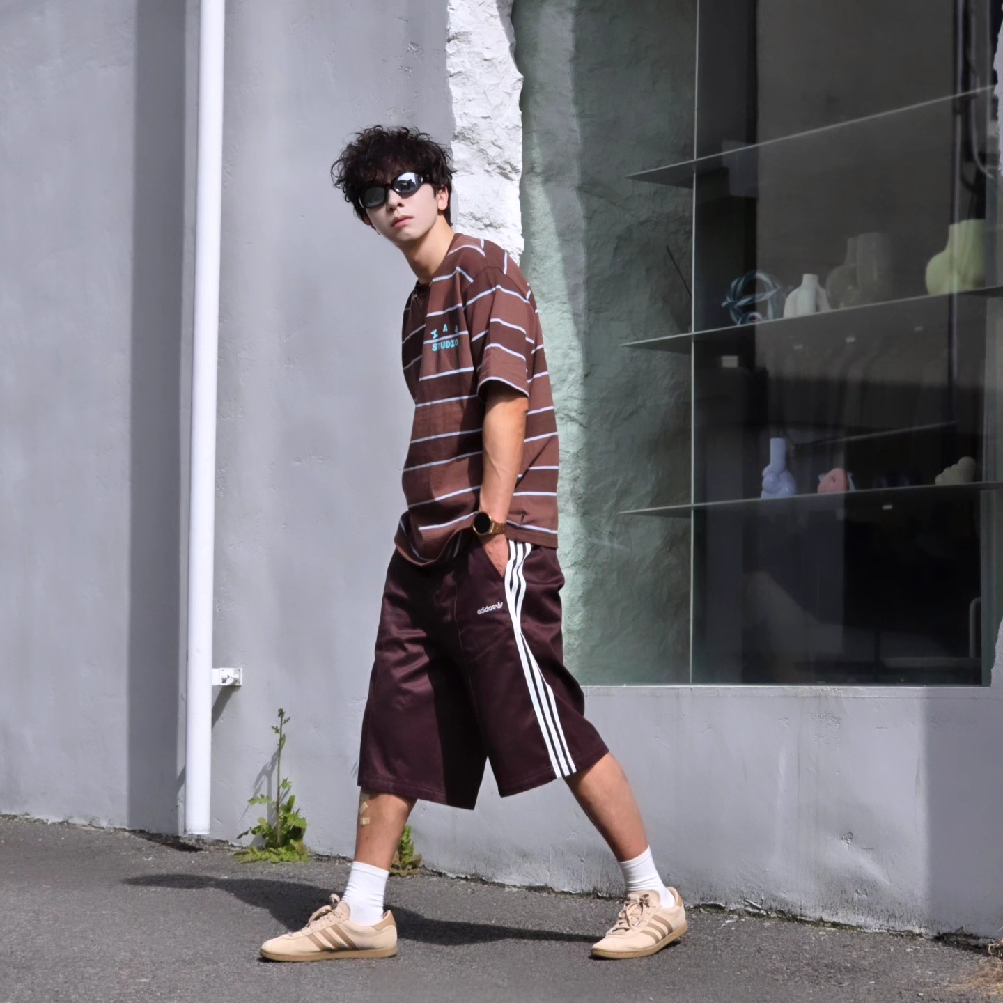 IAB Studio Striped T-Shirt Brown, Adidas Stadt Magic Beige 착용 스타일 - 1