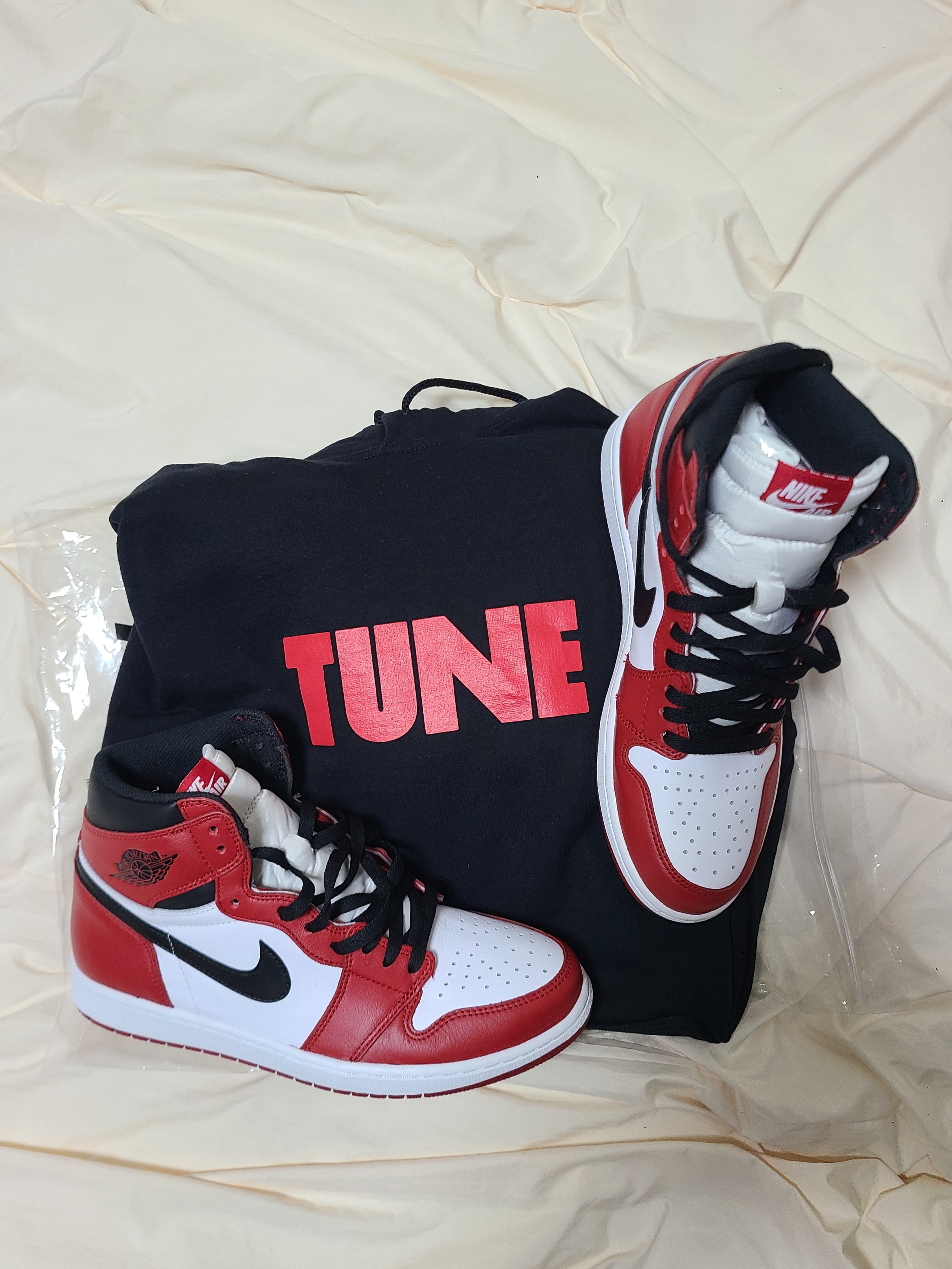 Jordan 1 Retro High OG Chicago 2015, Tune x Jordan Hoodie Black Varsity Red 착용 스타일 - 1