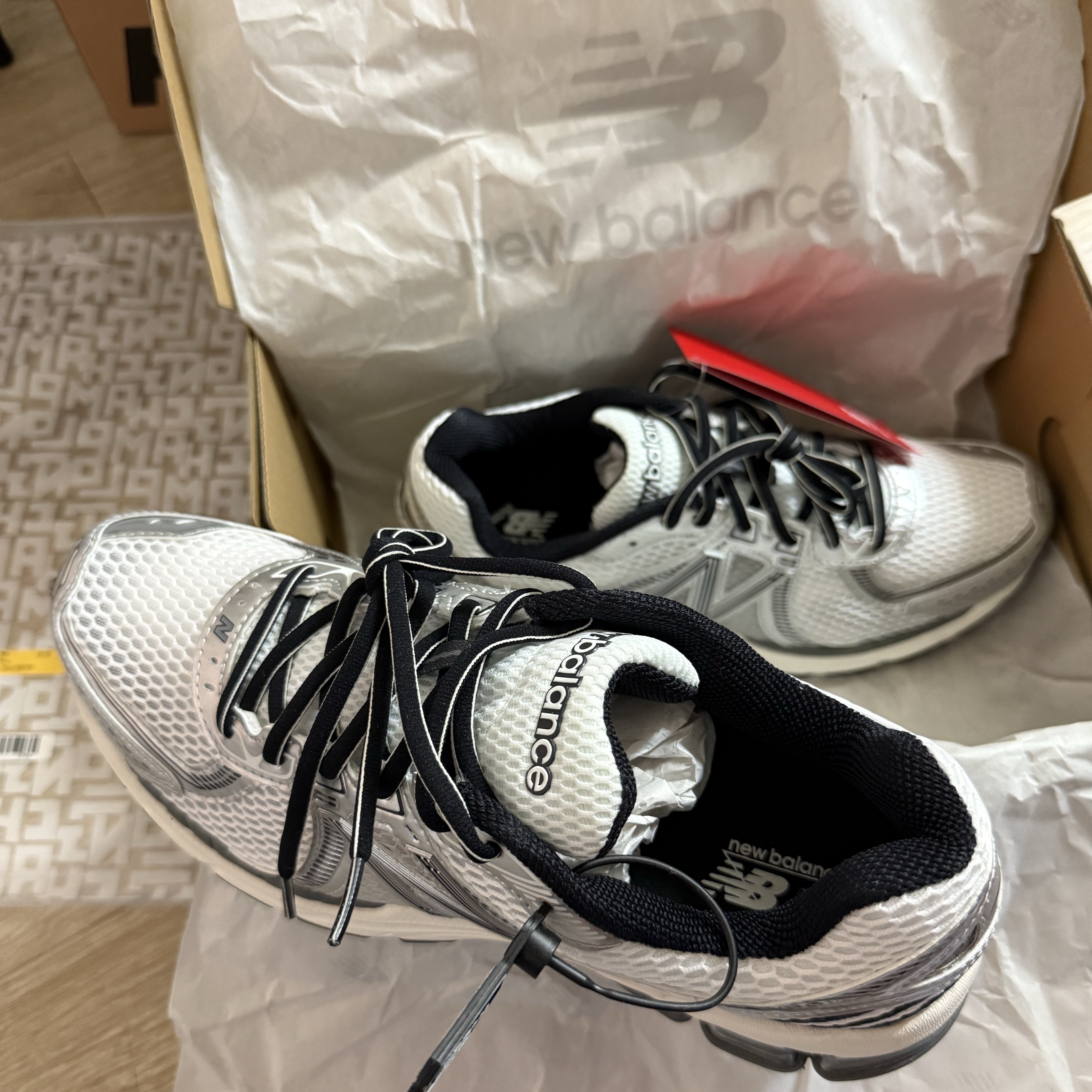 New Balance 860v2 Optic White 착용 스타일
