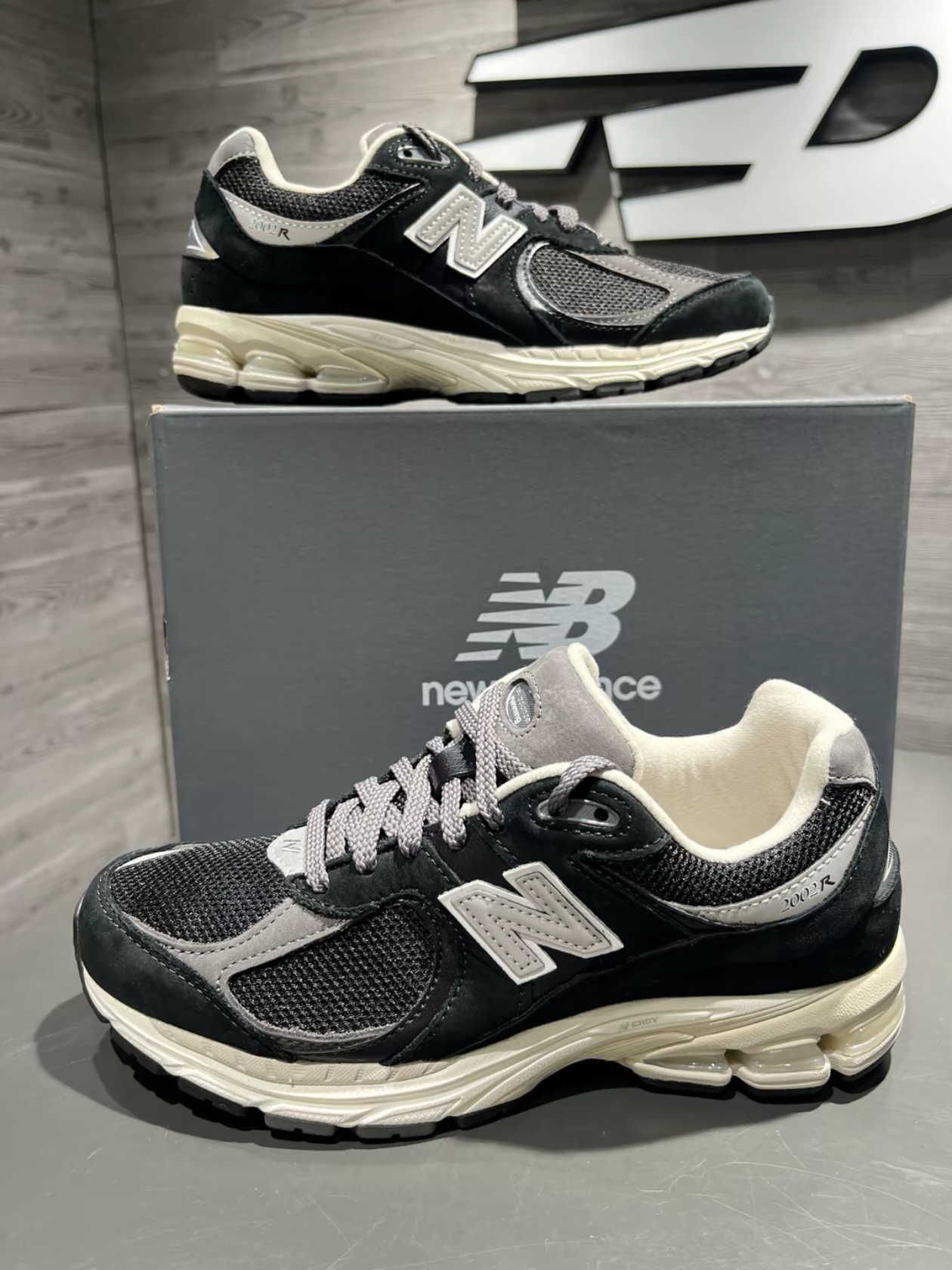 New Balance 2002R Premium Vintage Black 착용 스타일 - 2
