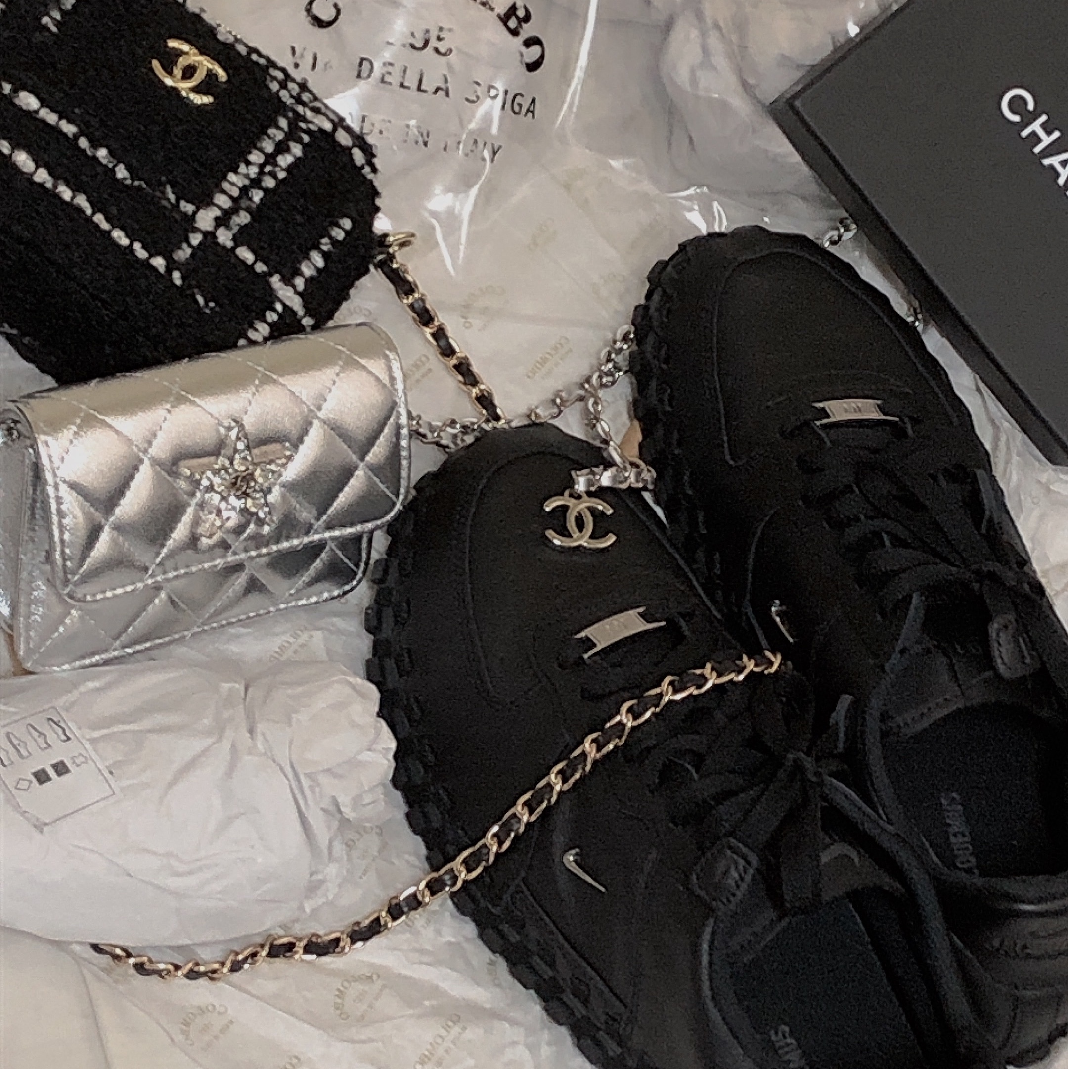 Chanel Flap Bag & Star Coin Purse Metallic Mirror Calfskin Metallic Lambskin & Gold Silver, Chanel Clutch with Chain Lambskin & Gold Black 착용 스타일