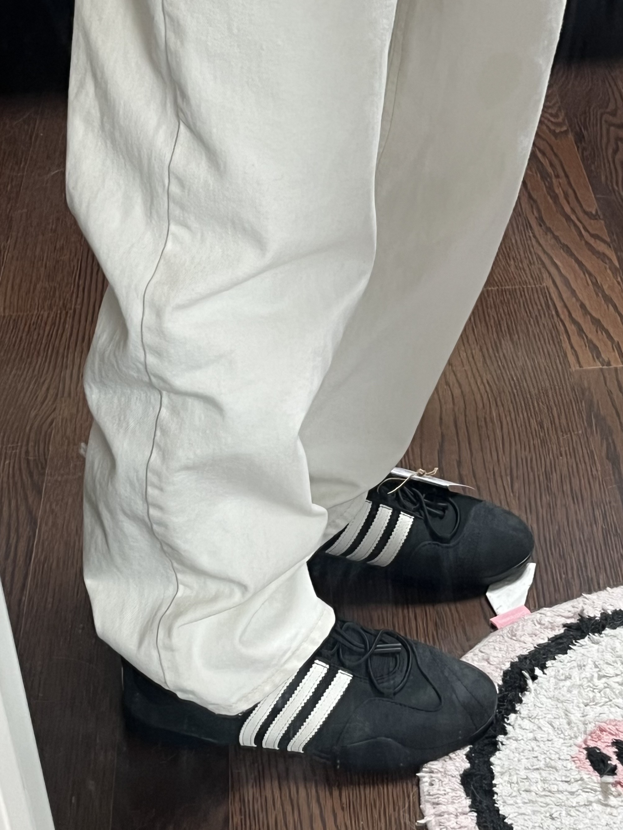 Adidas x Bad Bunny Ballerina Core Black Chalk White 착용 스타일 - 5