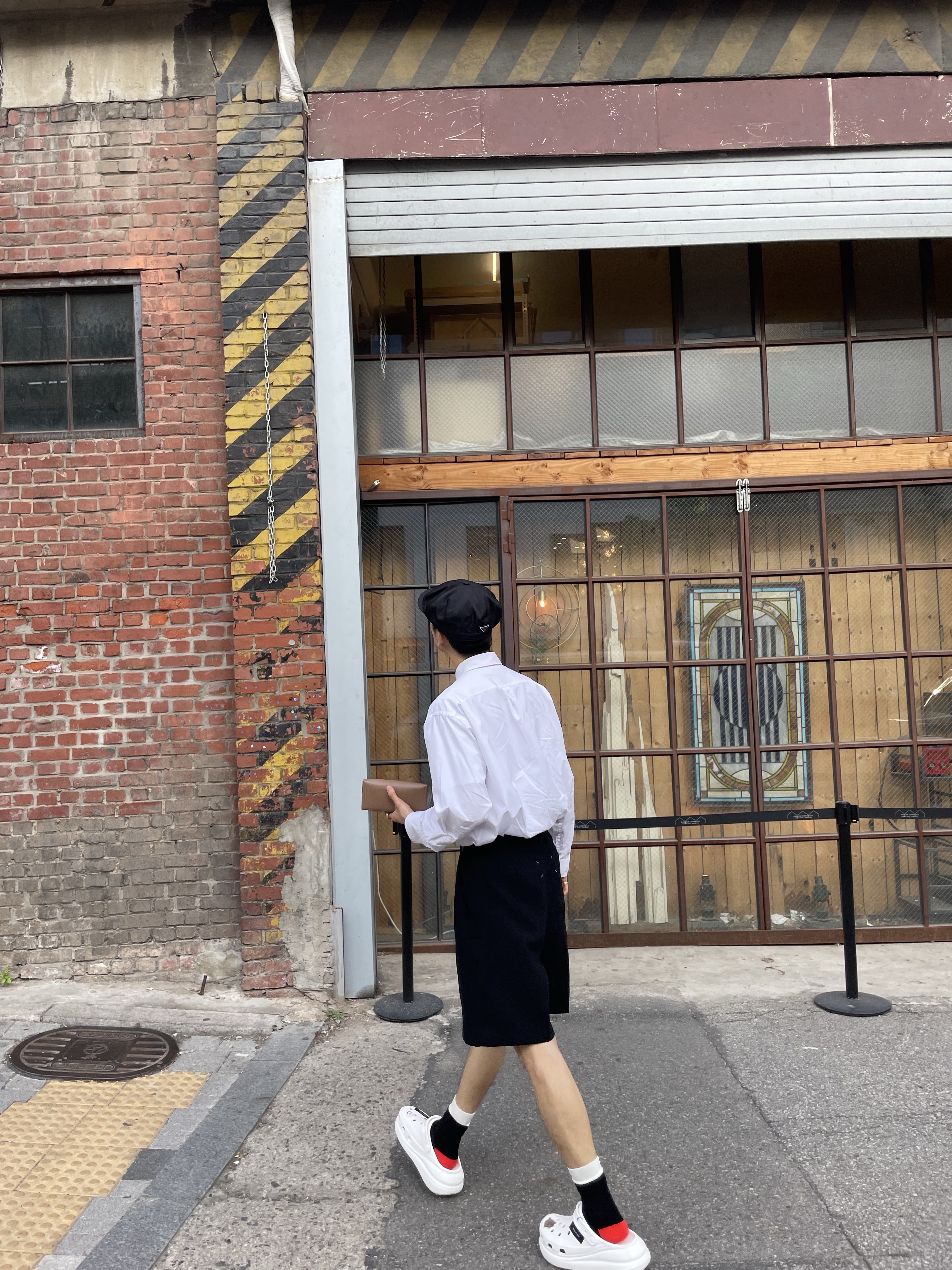 Crocs Classic Crush Clog White, Prada Re-Nylon Hat Black 착용 스타일