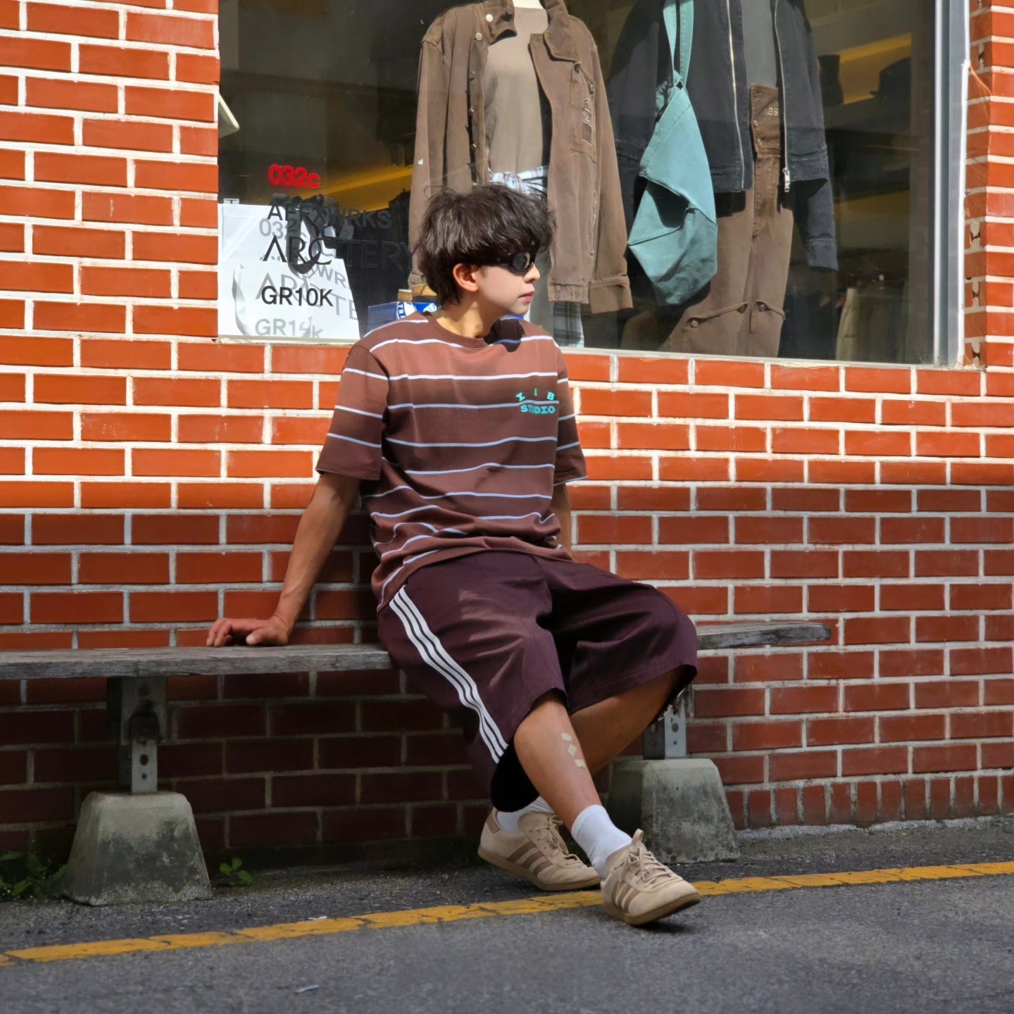 IAB Studio Striped T-Shirt Brown, Adidas Stadt Magic Beige 착용 스타일 - 3