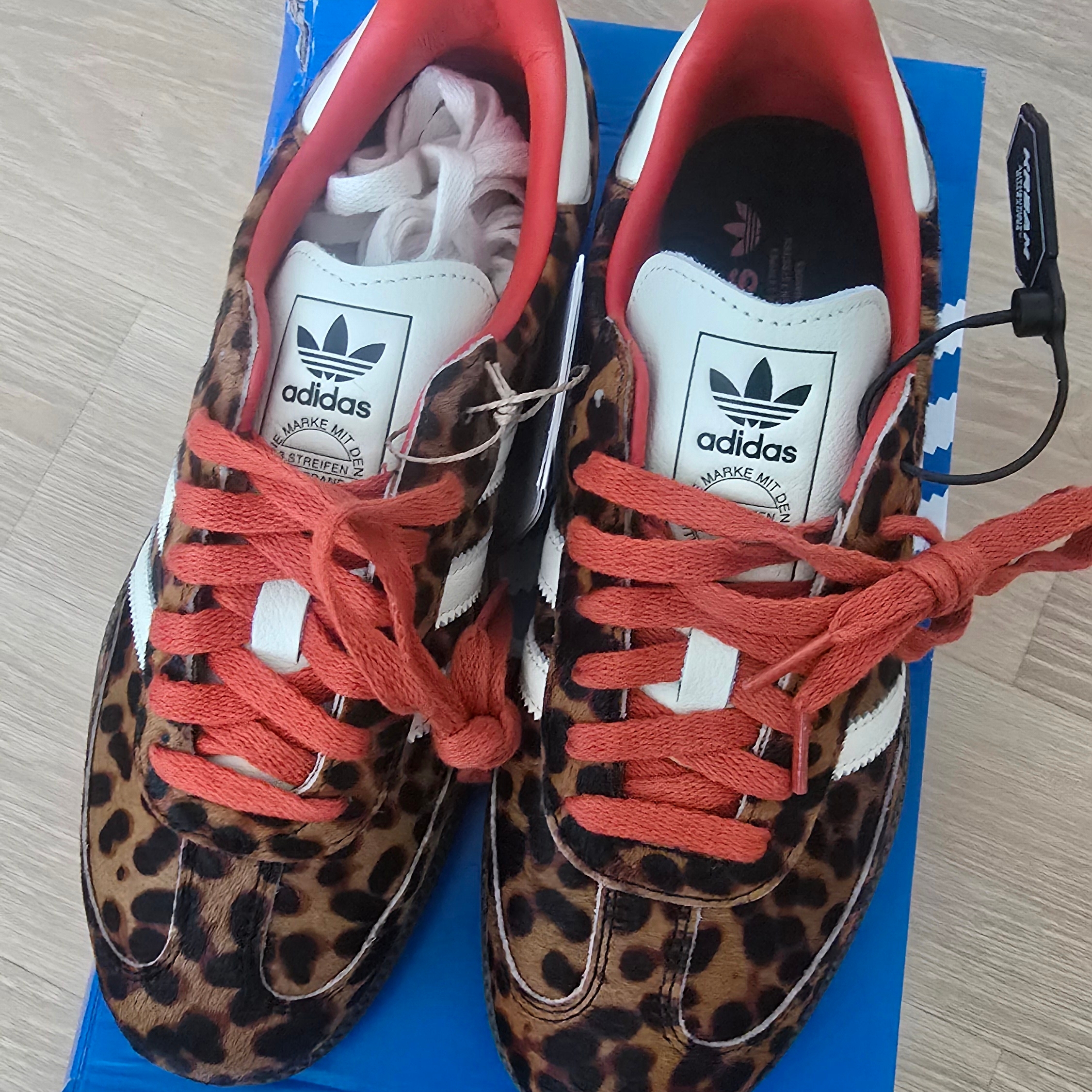(W) Adidas Samba OG Core Black Preloved Red 착용 스타일 - 1