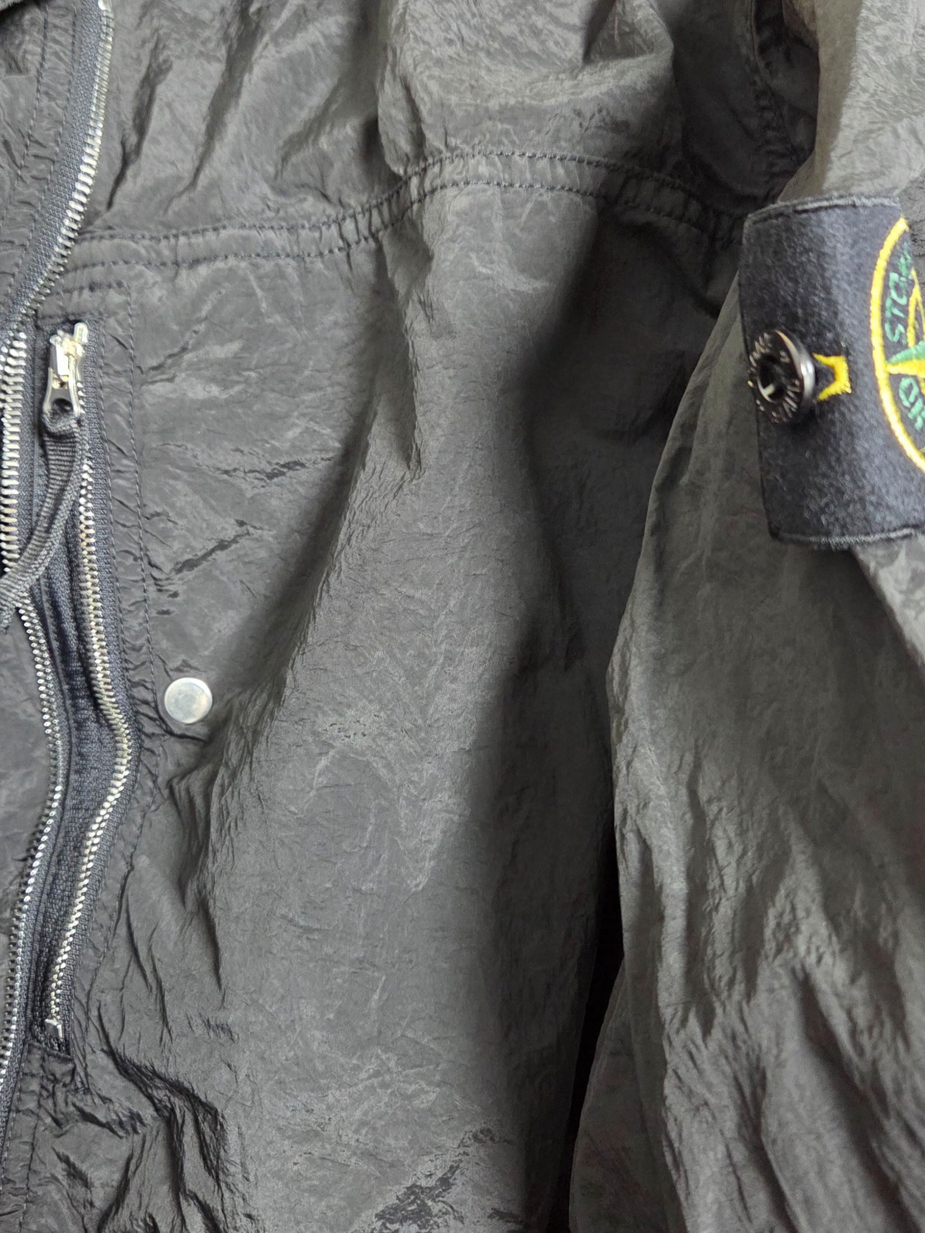Stone Island 1200005 Nylon Metal in Econyl Overshirt with Pocket and Two-Way Zipper Black - 25SS 착용 스타일