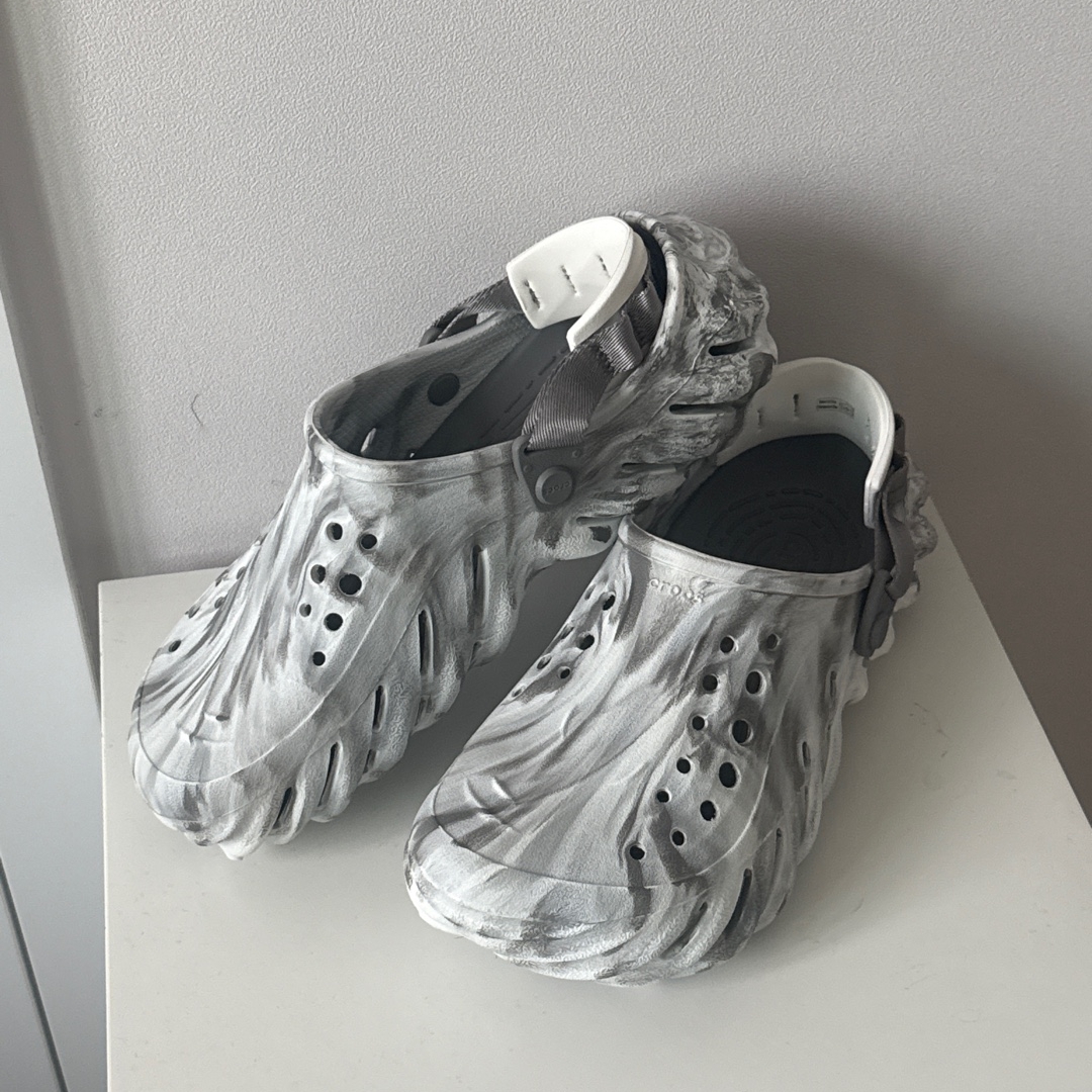 Crocs Echo Marbled Clog Moonlight Multi 착용 스타일