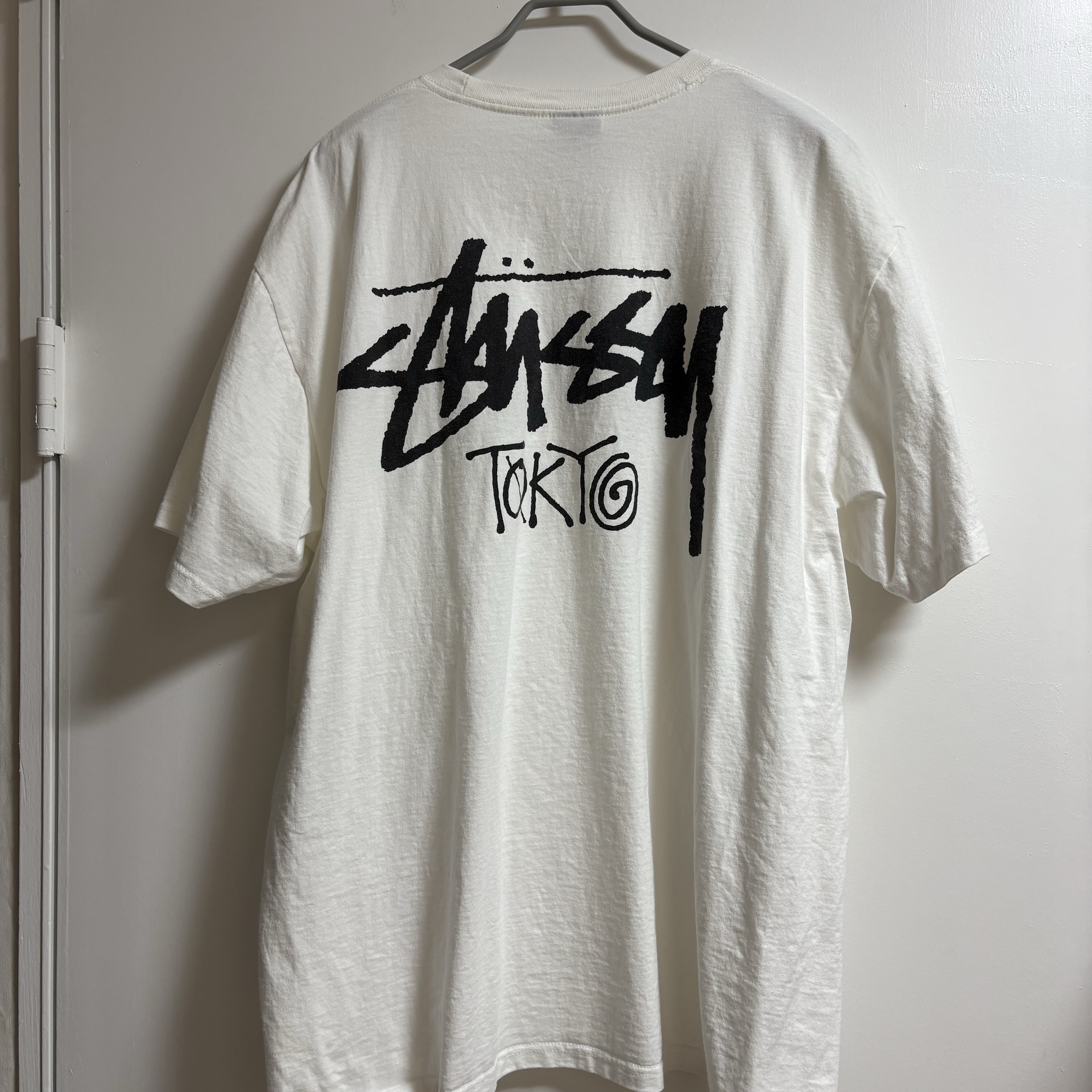 Stussy Stock Tokyo T-Shirt White, [SS25] moif Wide 6P Belted Denim Pants Used Wash Medium Indigo 착용 스타일 - 1