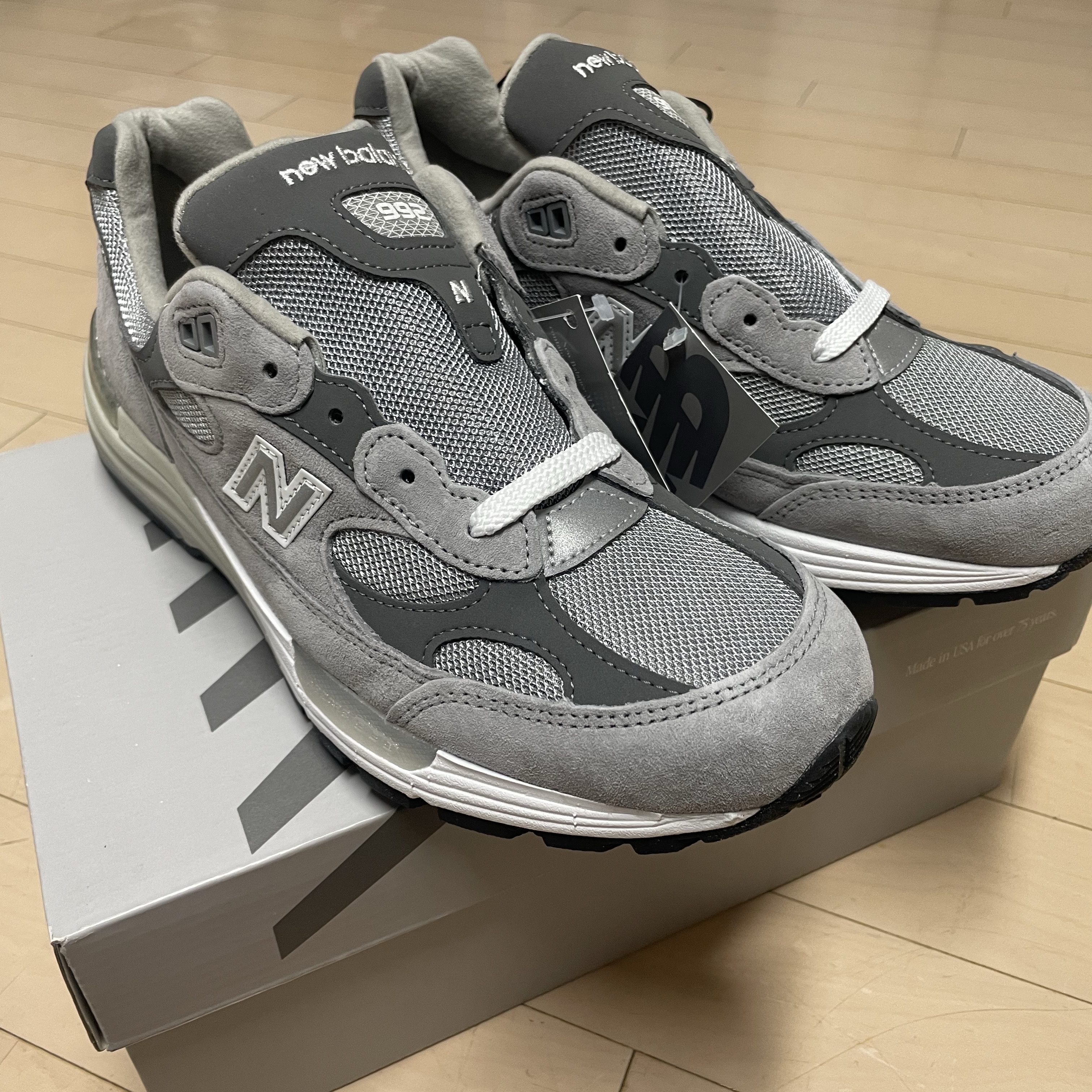New Balance 992 Made in USA Core Grey Silver Metallic 착용 스타일 - 2