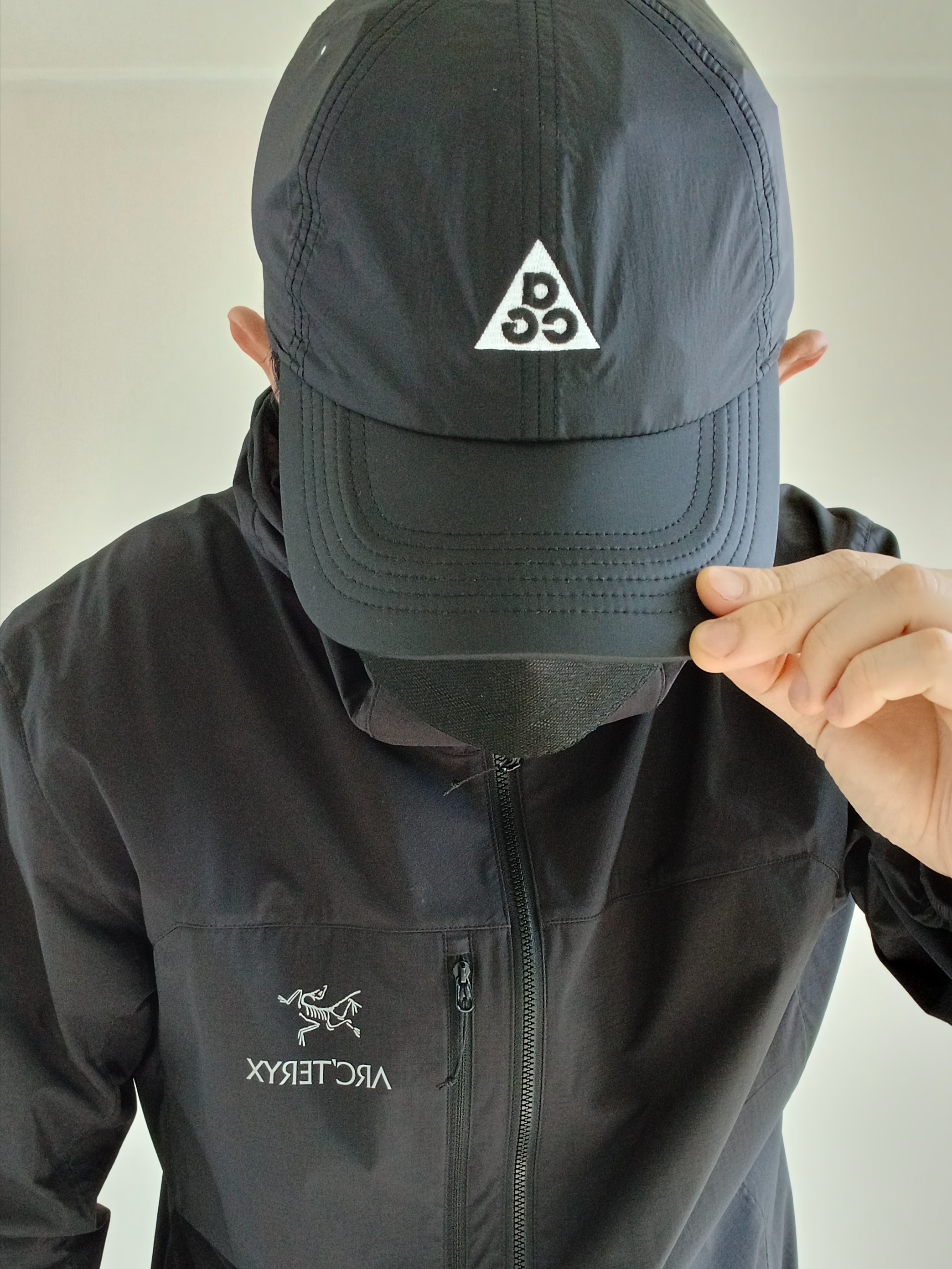 Nike ACG Trail Cap Black, Arc'teryx Squamish Hoody Black 착용 스타일 - 2